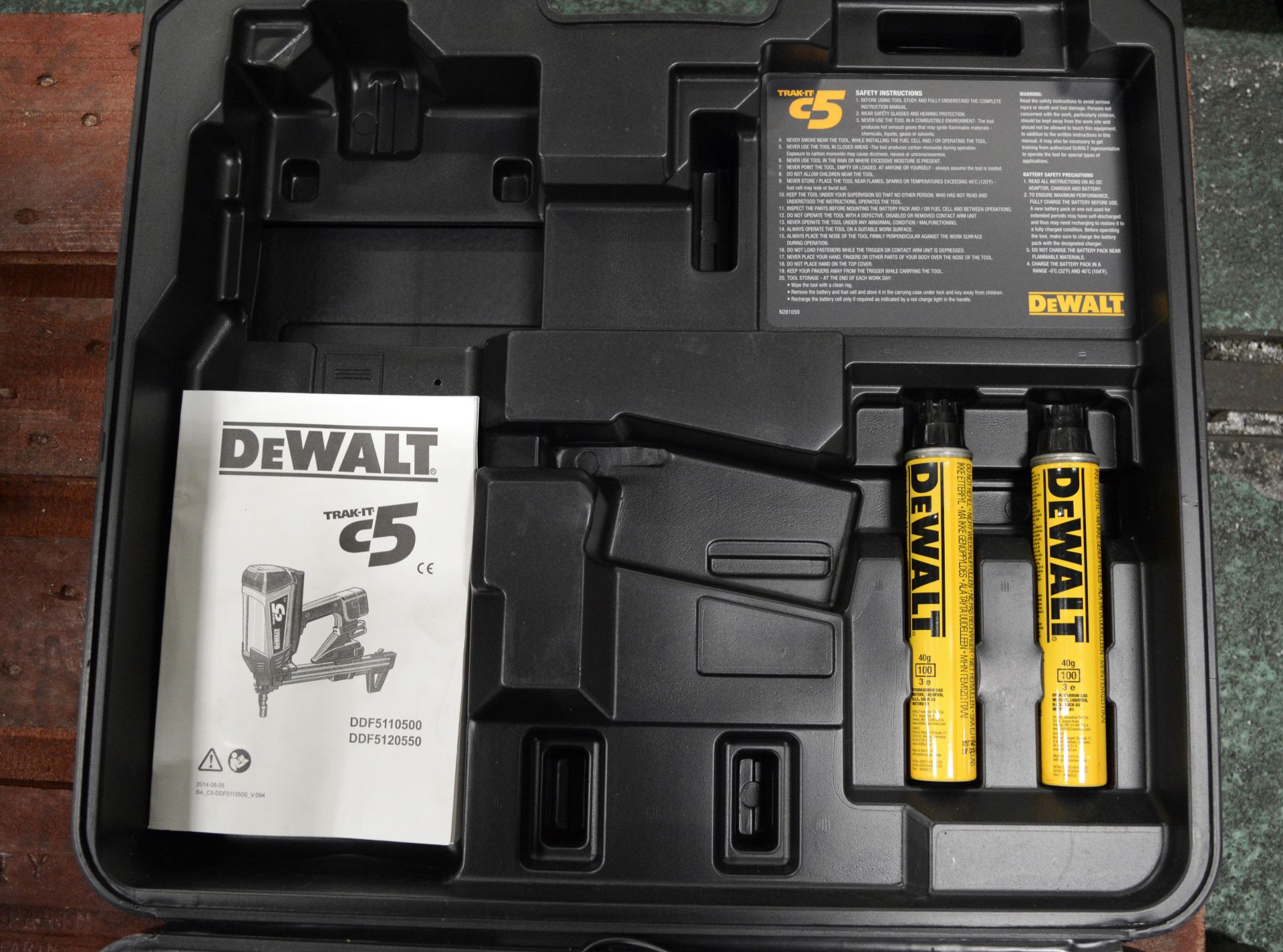 DeWalt C5 Trak-It Gas Actuated Nail Gun with Nails & Gas Cartridges. - Image 3 of 4