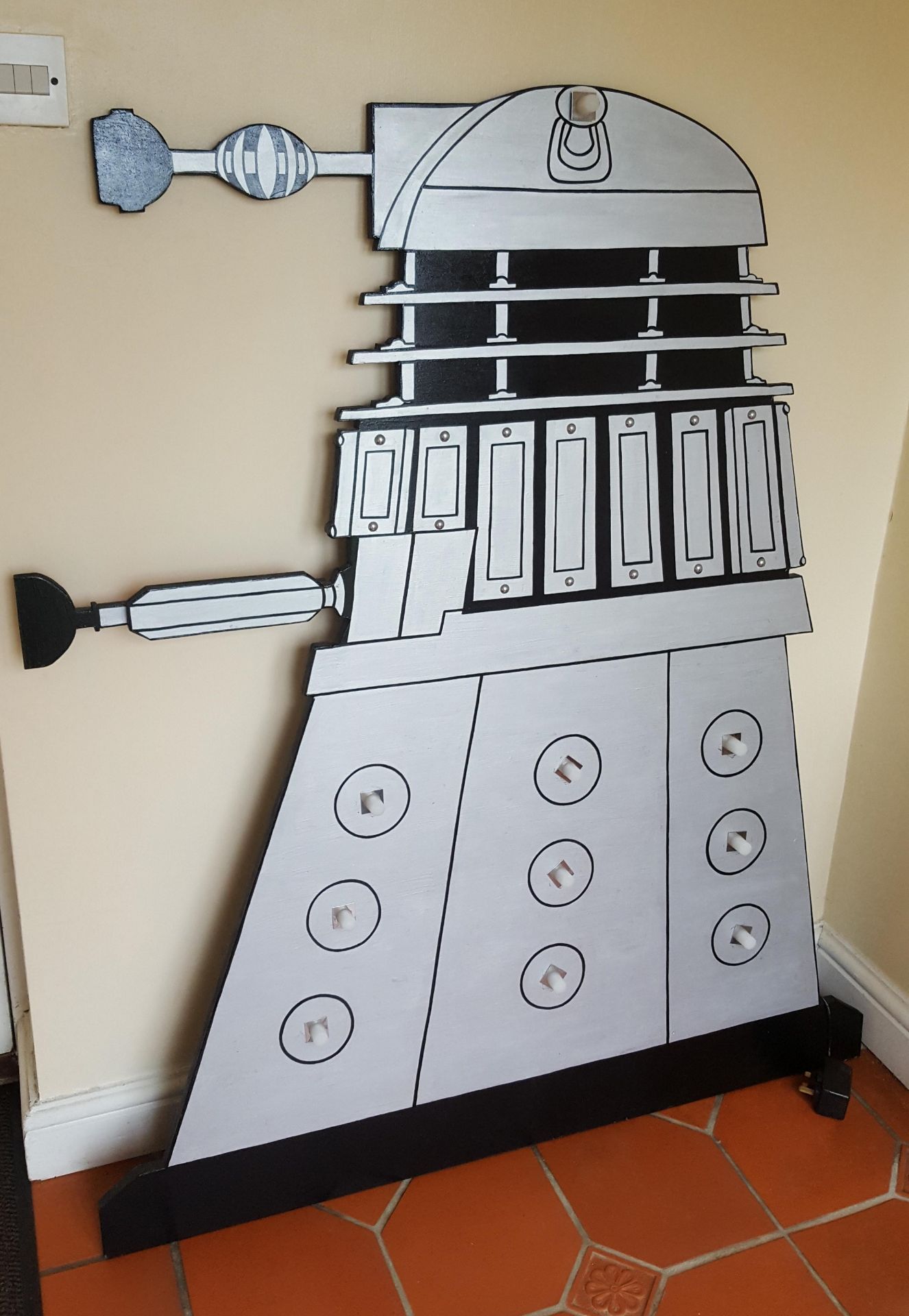 Dr Who Dalek Full Size Cut-Out with Working Lights. - Image 2 of 3