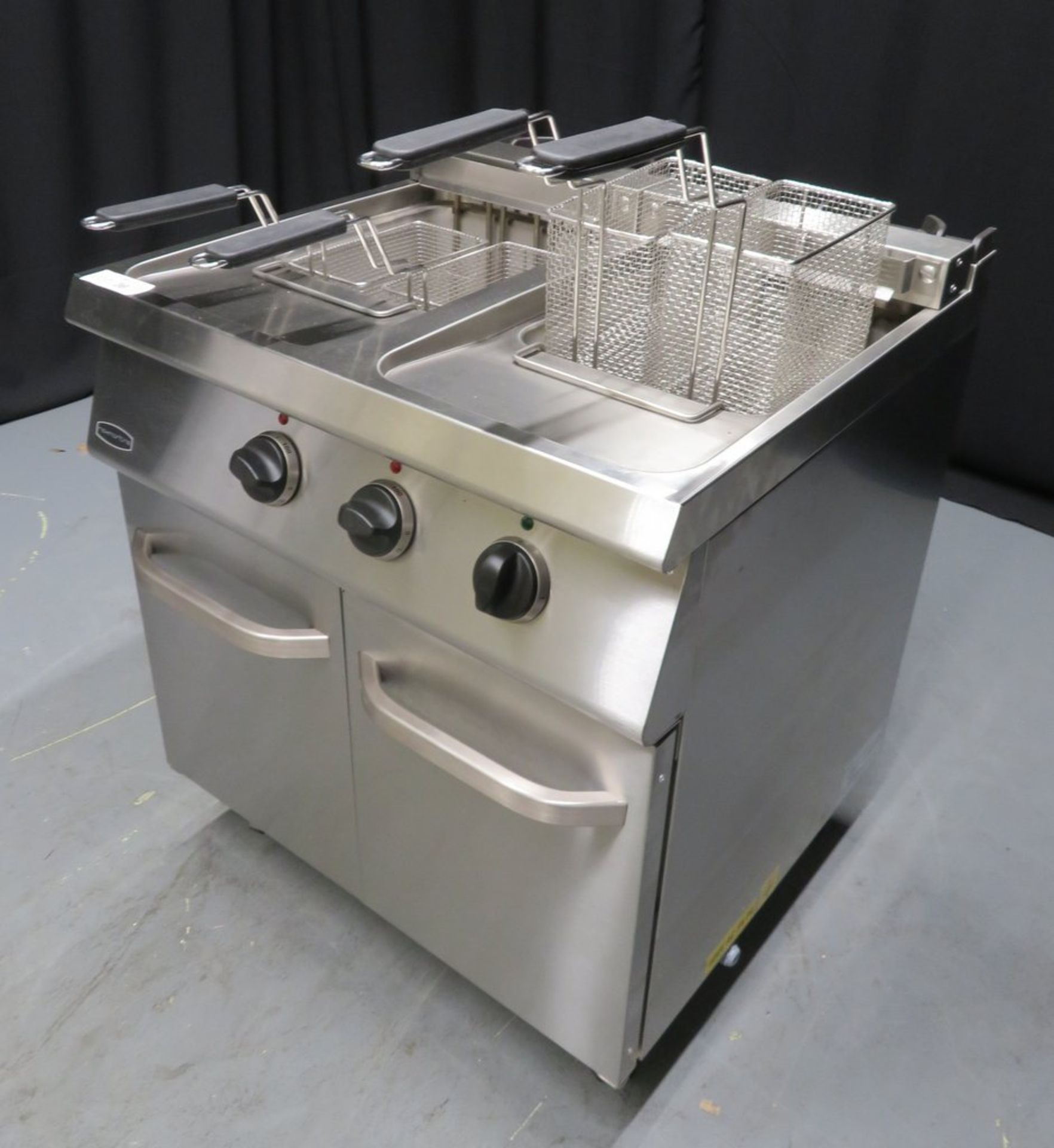 Heavy duty twin tank fryer with cupboard, model G7F200E, 3 phase, brand new no box - Image 3 of 12