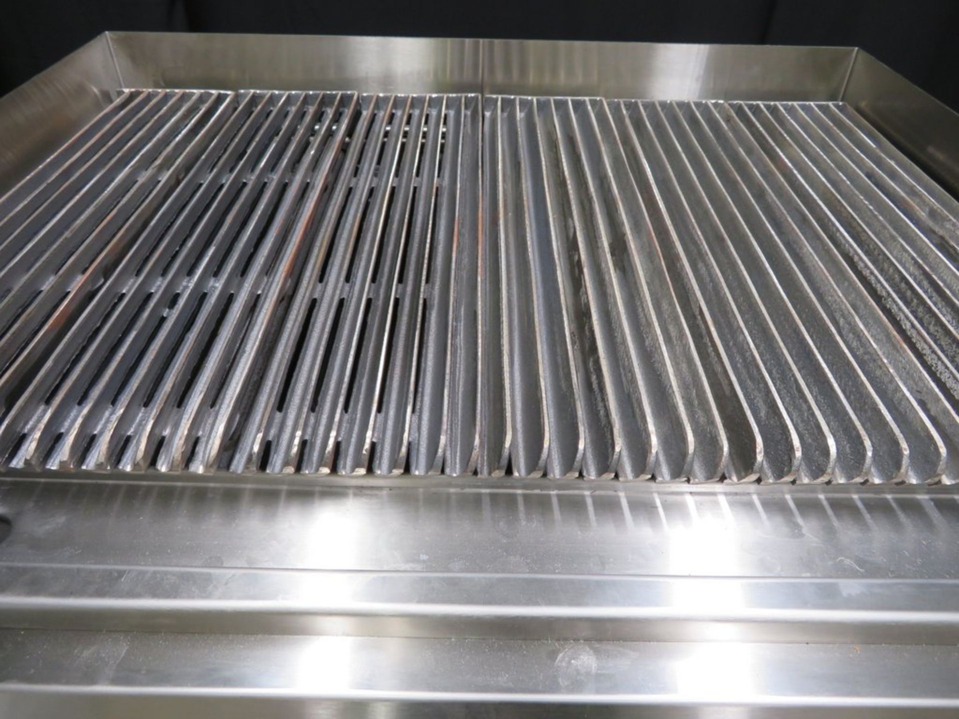 Heavy duty radiant chargrill with humidity feature, model G7V200G, gas, brand new no box - Image 5 of 12