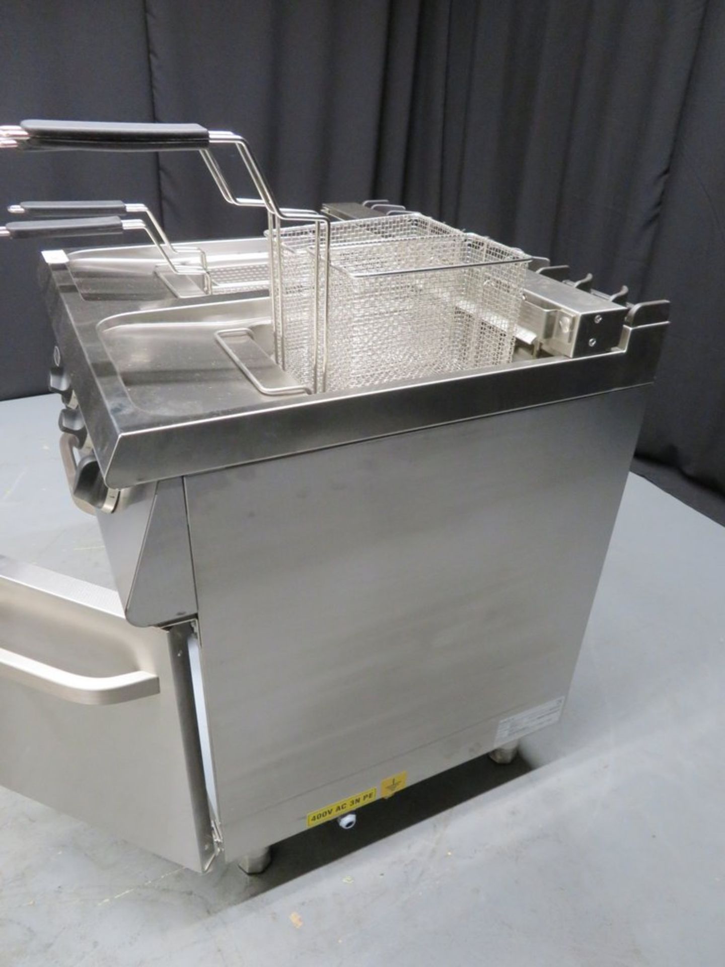 Heavy duty twin tank fryer with cupboard, model G7F200E, 3 phase, brand new no box - Image 10 of 12