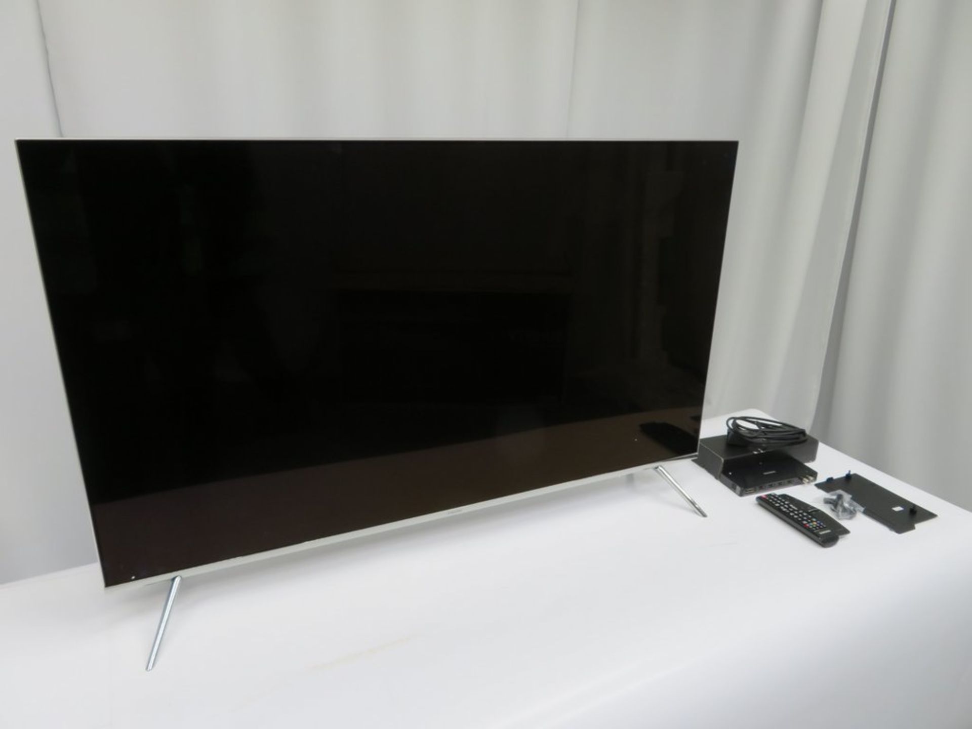 Samsung 49" SUHD Quantum Dot Display Television. Model: 7 Series UE49KS7000UXXU. - Image 5 of 16