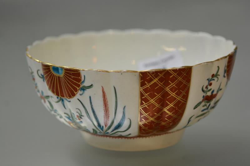 A Worcester Scarlet Japan pattern porcelain bowl, third quarter 18th century, circular, of scalloped