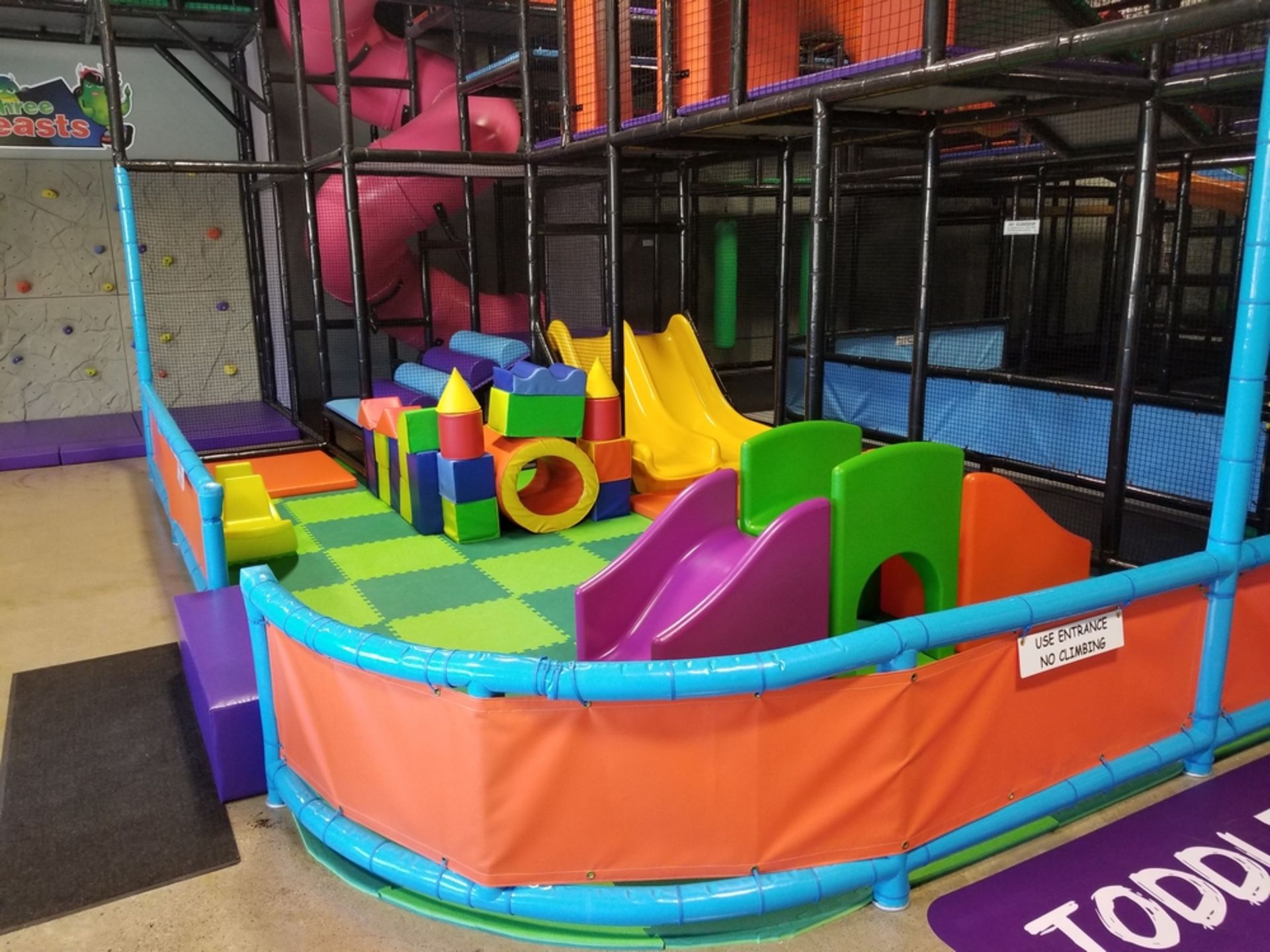 Kids Play Center with Climbing Wall, Slides, race track Fully Dismantled - Image 3 of 6