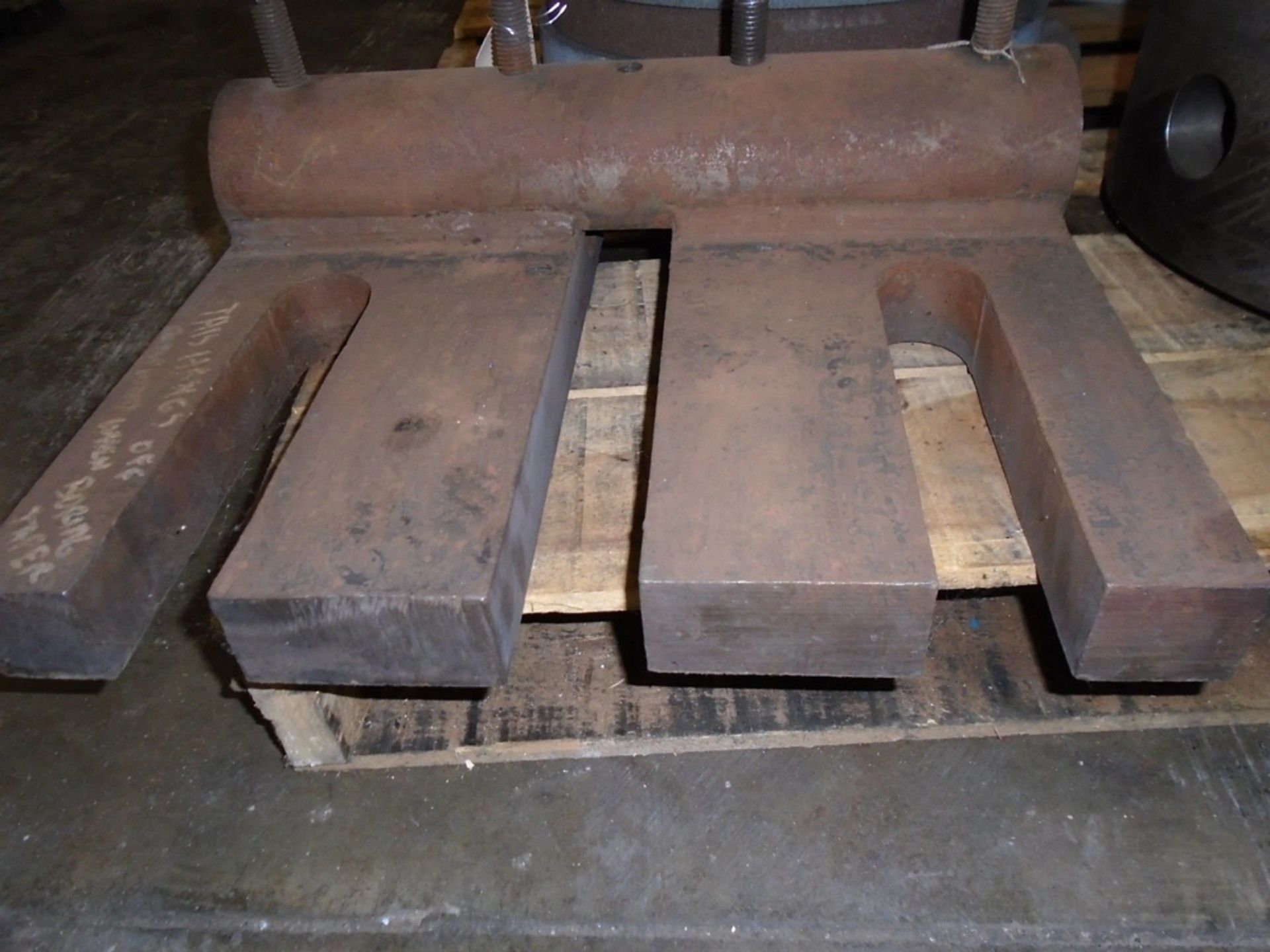 3" id x 18" Long Boring Bar Holder with Mounting plate 18" L x 14" W x 6" H We can provide loading