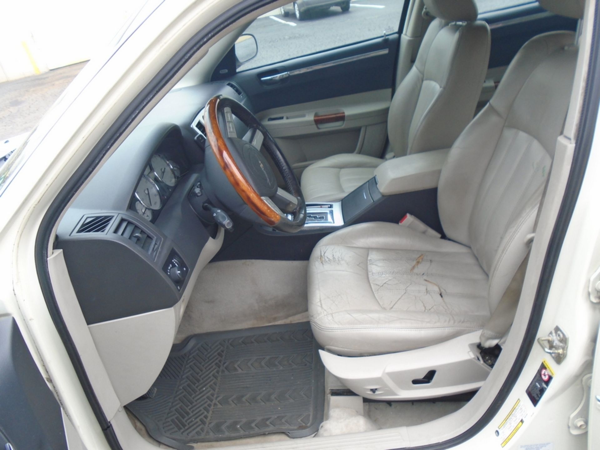2005 Chrysler 300C Leather Interior Brand New Tires Full Spare Tire AC, Navigation, Blue Tooth - Image 9 of 13