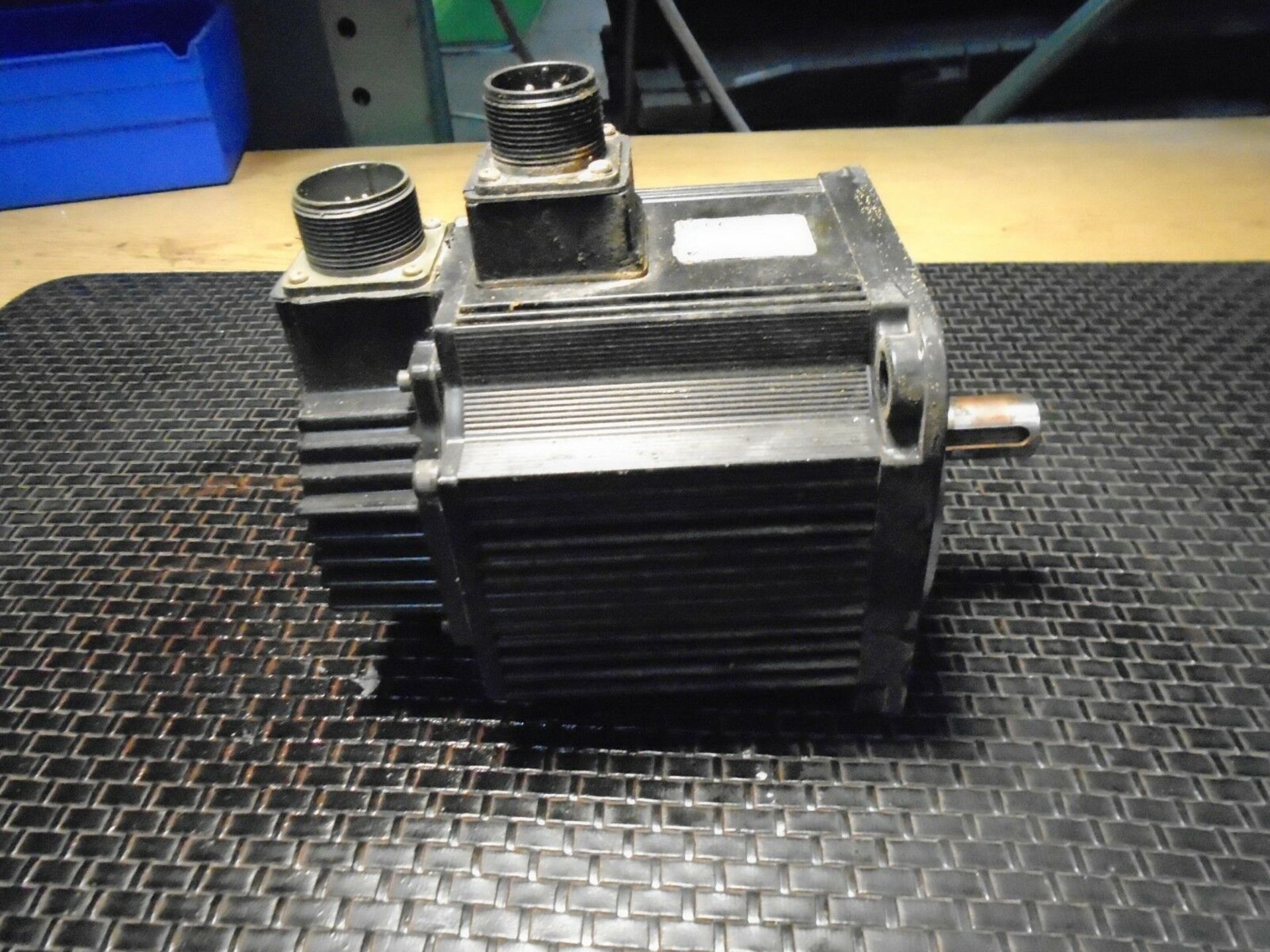 Yaskawa SGMG-09V-2A-V631 AC Servo Motor