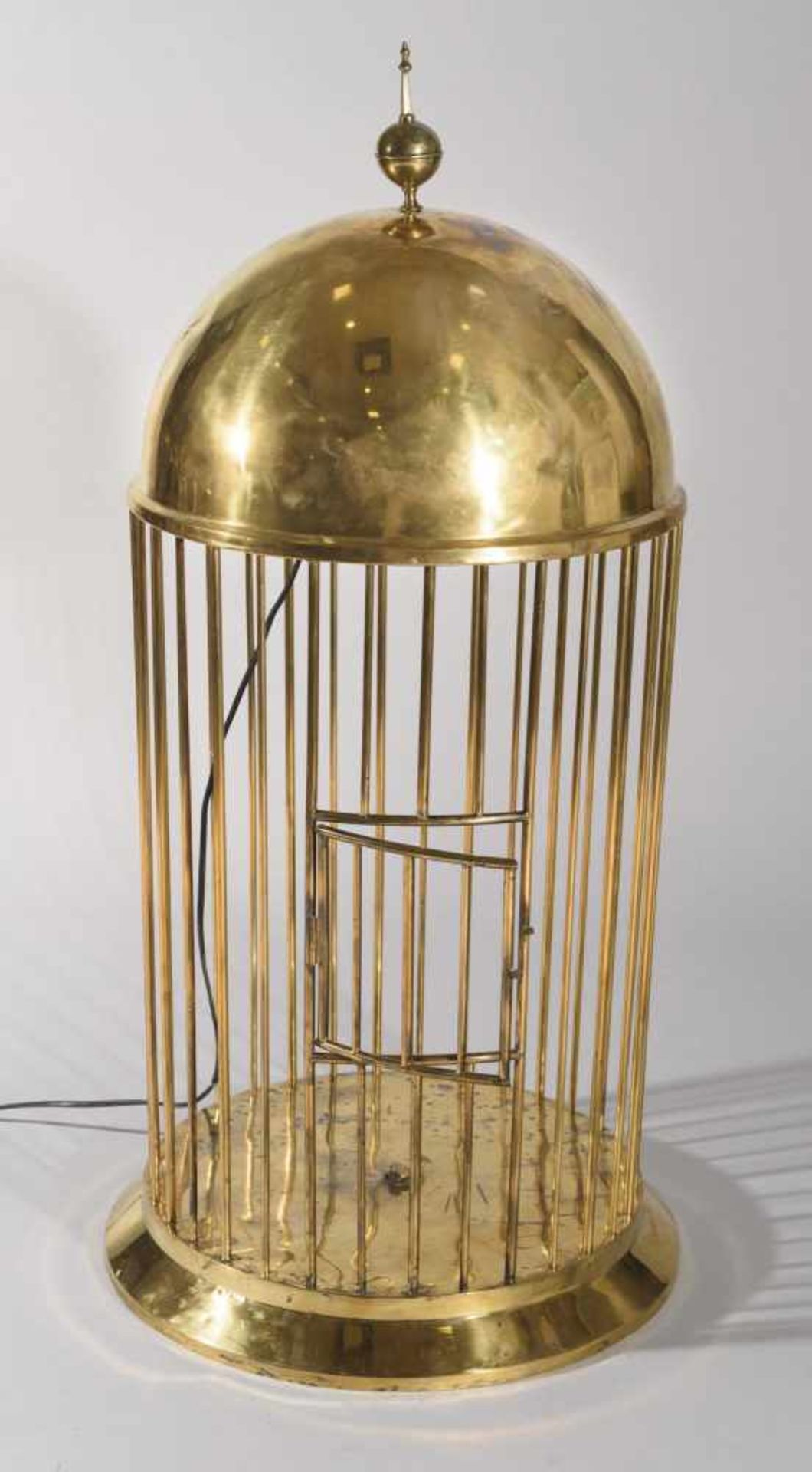 JAULA FRANCIA , SIGLO XX En metal dorado Base circular y remate de cúpula y pináculo. Medidas: 96