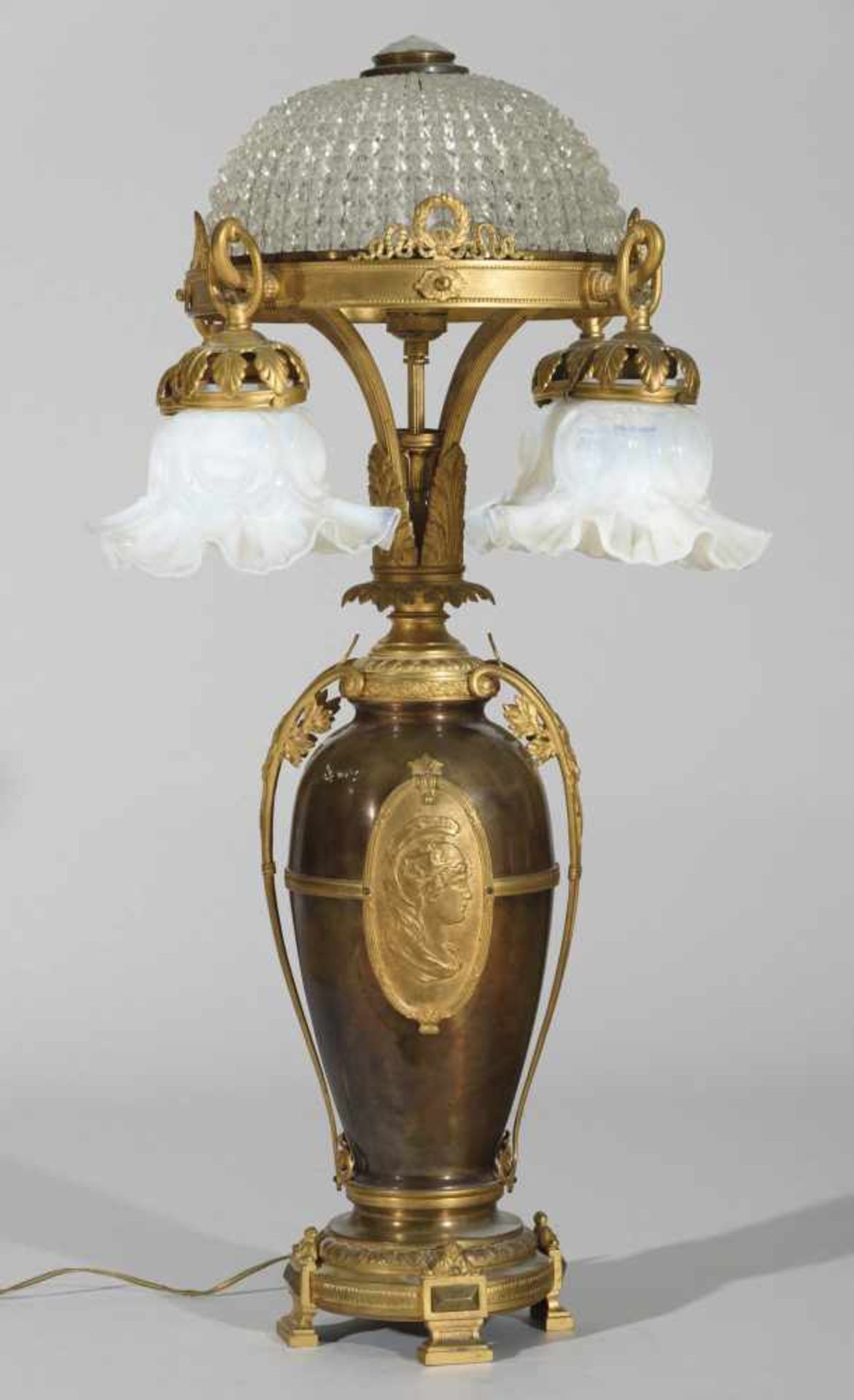 LÁMPARA DE SOBREMESA En metal dorado con decoración de estilo neoclásico, con cuatro tulipas de