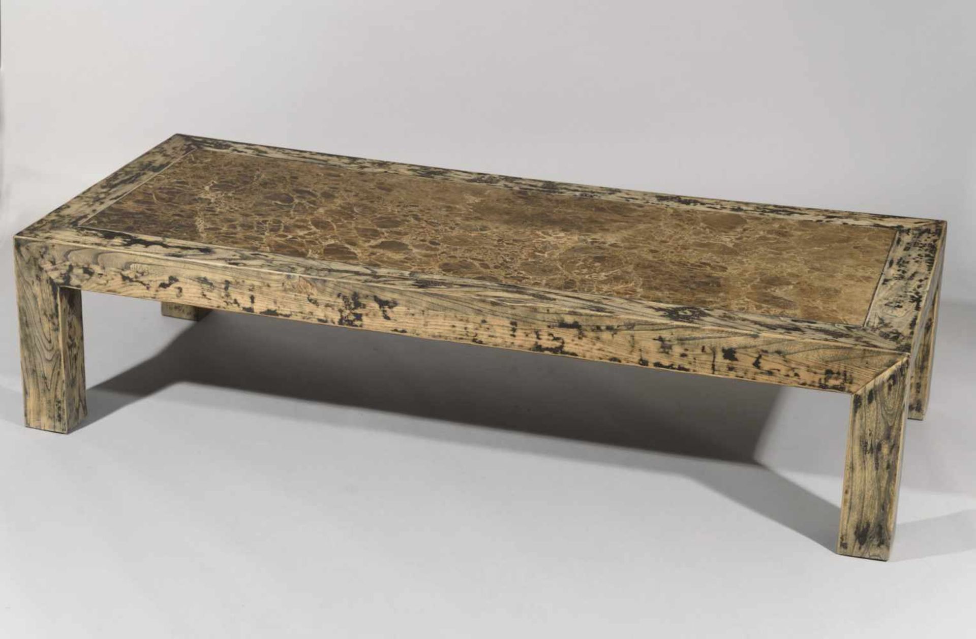 MESA DE CENTRO ESTILO PROVENZAL En madera decapada y policromada con sobre en piedra. Medidas:  43,5