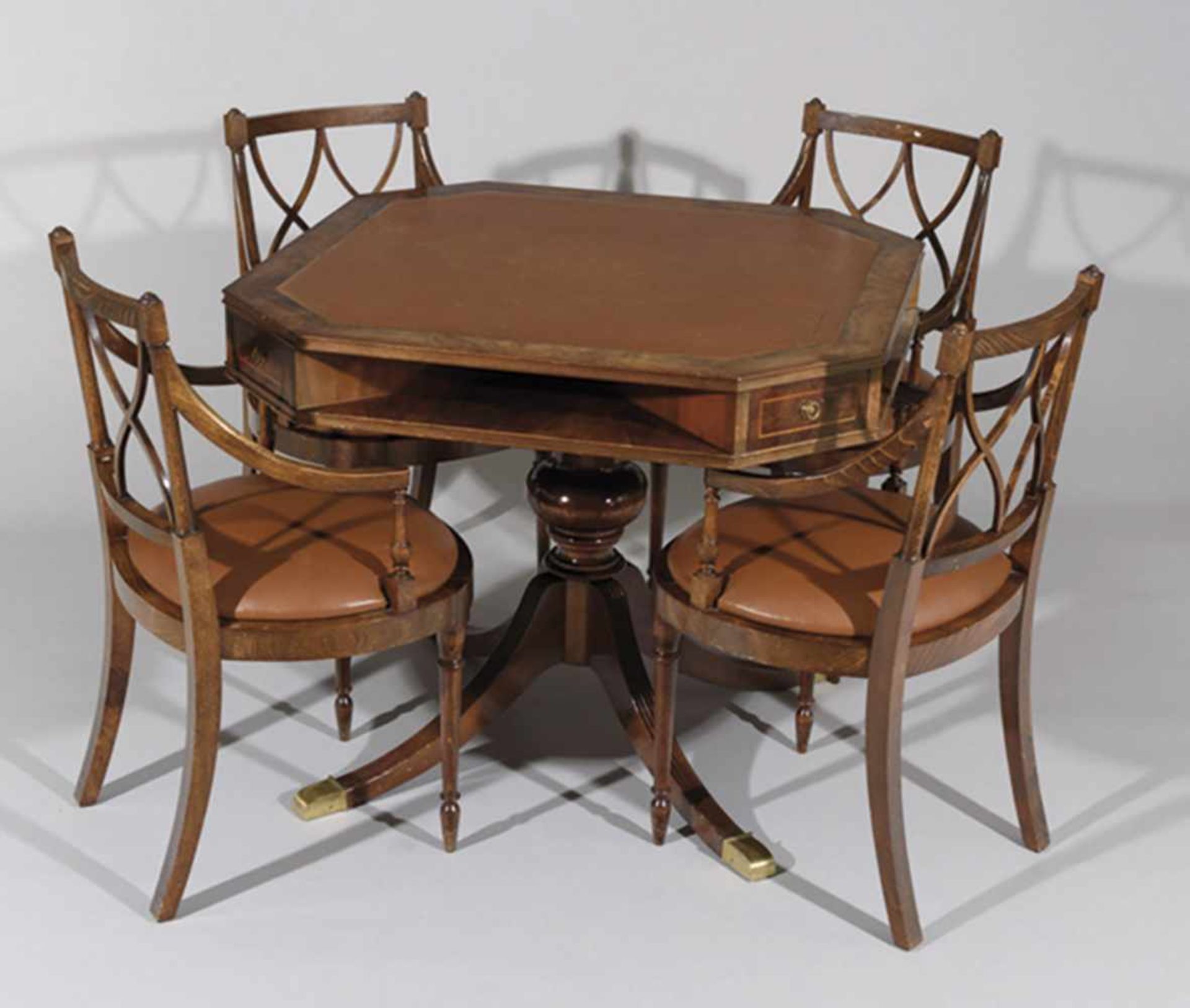 MESA DE JUEGO Y CUATRO SILLONES ESTILO REGENCY Tablero de mesa y asiento de sillones tapizados en
