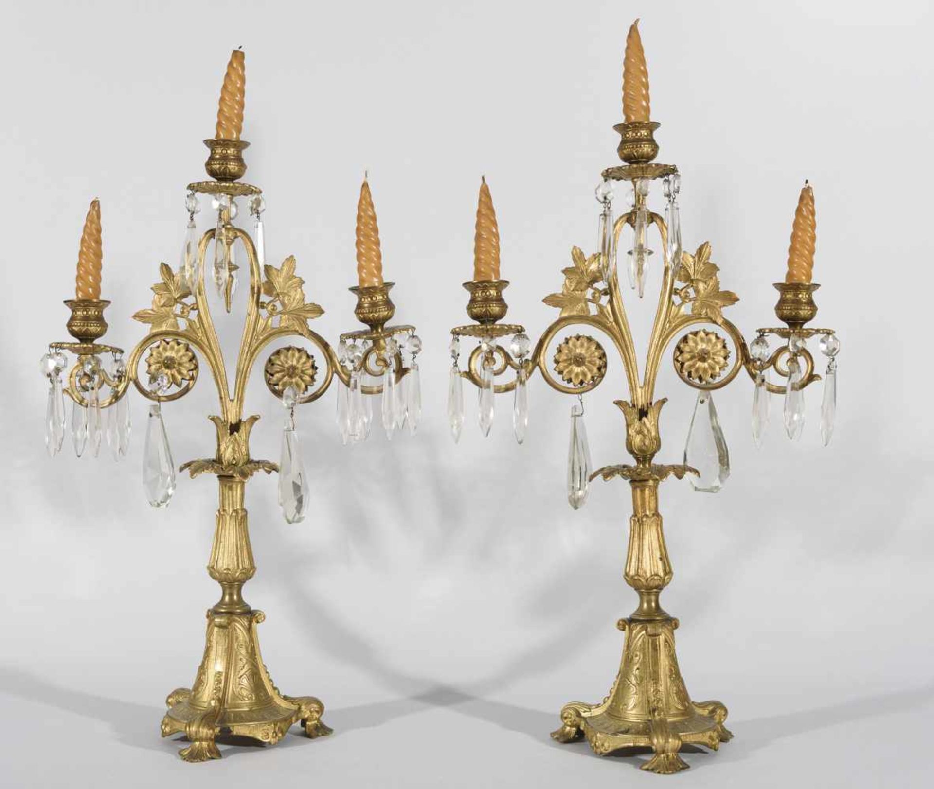 PAREJA DE CANDELABROS DE TRES LUCES ESTILO FRANCÉS En bronce dorado y cincelado con platillos