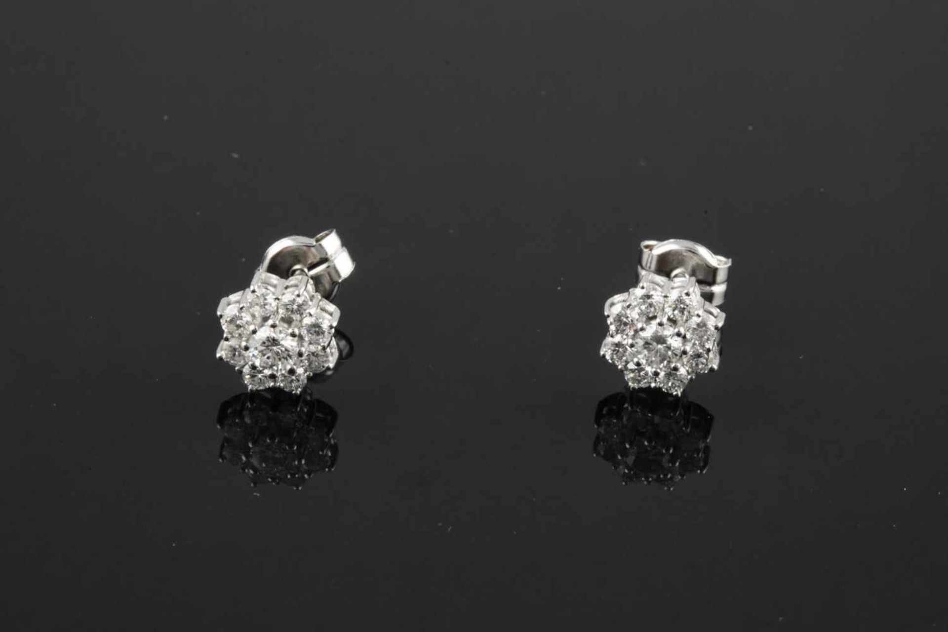 PENDIENTES   Realizados en oro blanco, en forma de rosetas cuajadas de diamantes talla brillante,