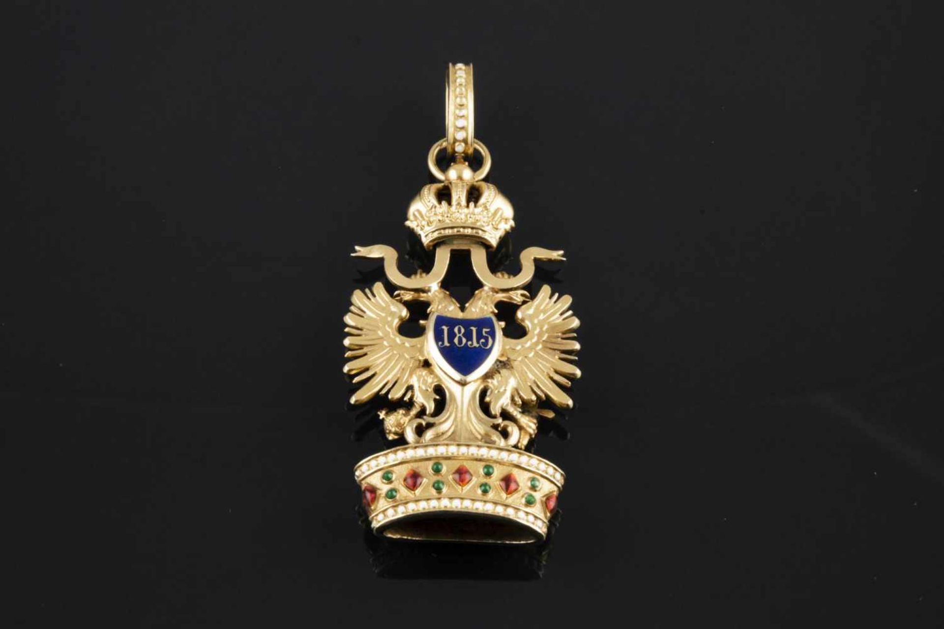COLGANTE Realizado en oro y pequeña pieza de metal, representando el escudo del Imperio Austriaco
