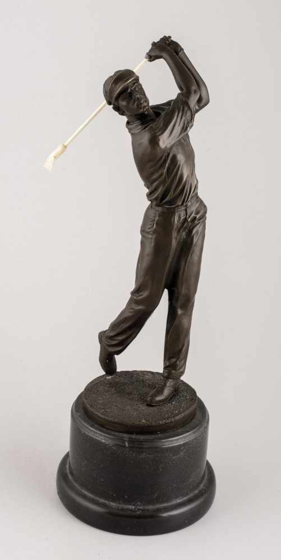 FIGURA CRISOELEFANTINA Realizada en bronce representando a un golfista con el palo de golf realizado