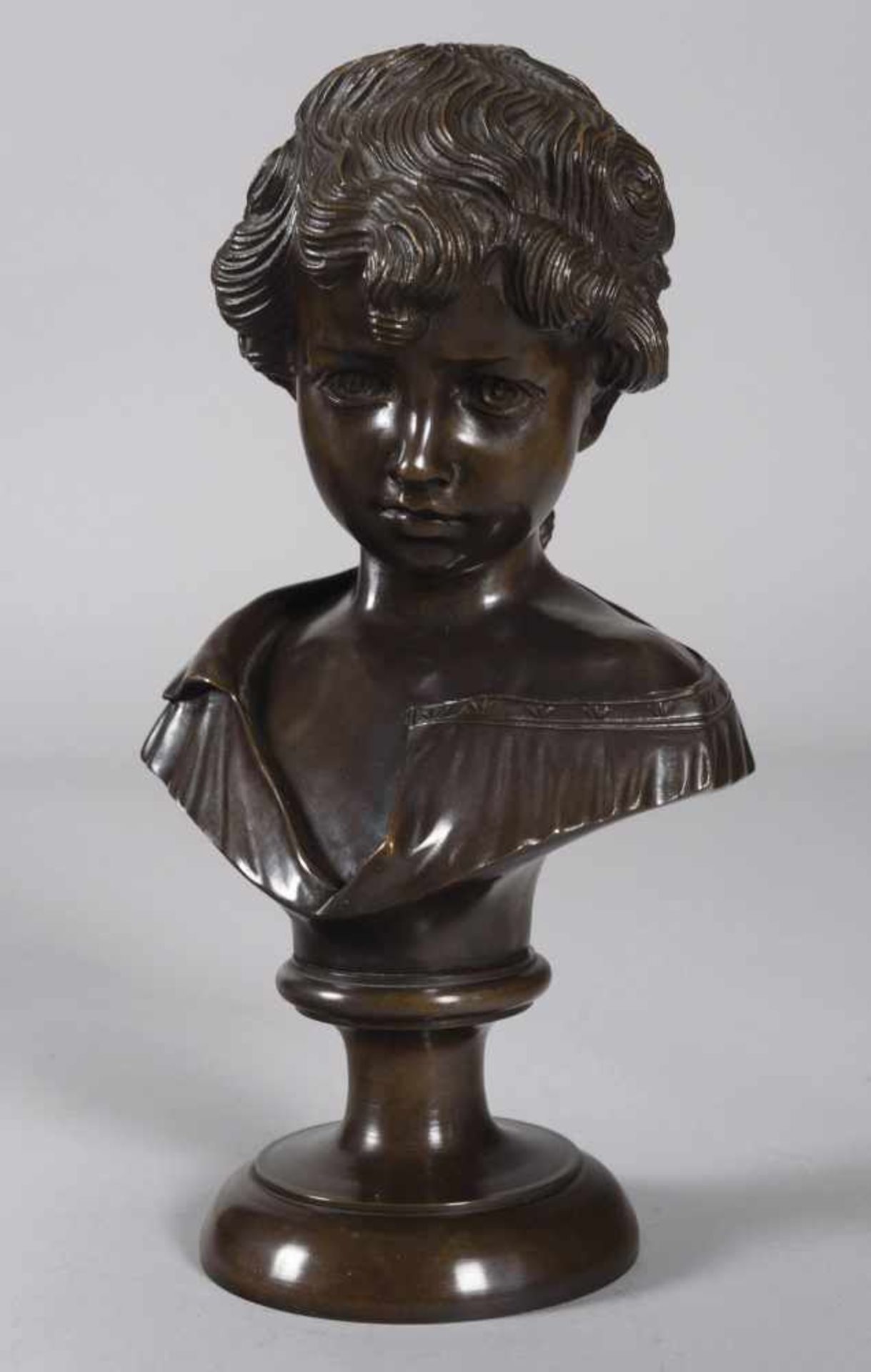 ESCUELA ITALIANA SIGLO XX Busto de joven En bronce patinado de 34 cm.- - -21.00 % buyer's premium on