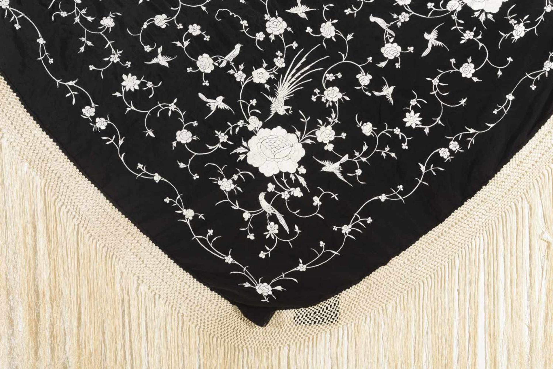 MANTÓN DE MANILA S.XIX-XX En crespón negro con decoración bordada con motivos florales y de aves