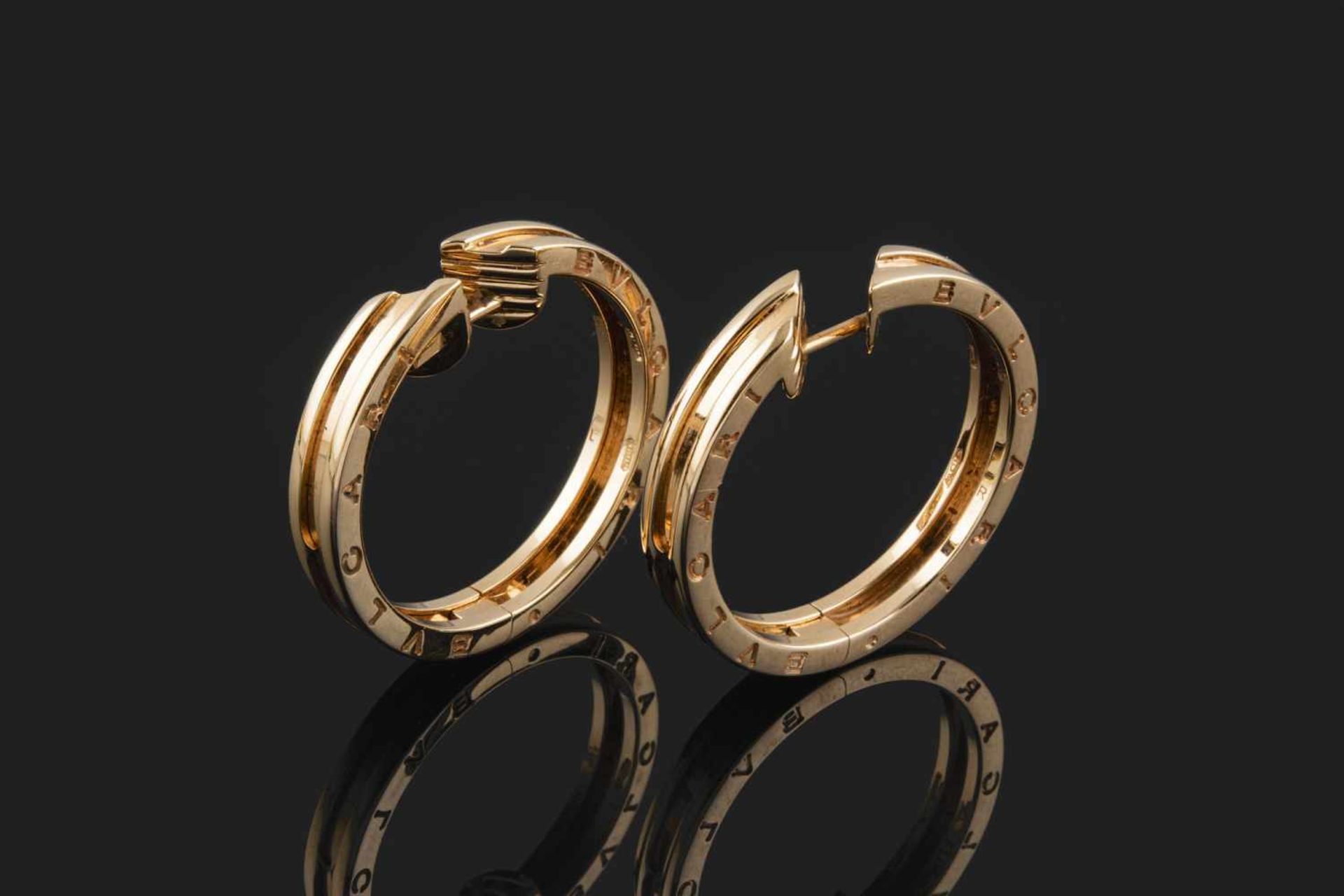 PENDIENTES BVLGARI OHRRING Realizados en oro rosa, tipo criolla. Nº E21XRR Peso: 22,1 gr.<