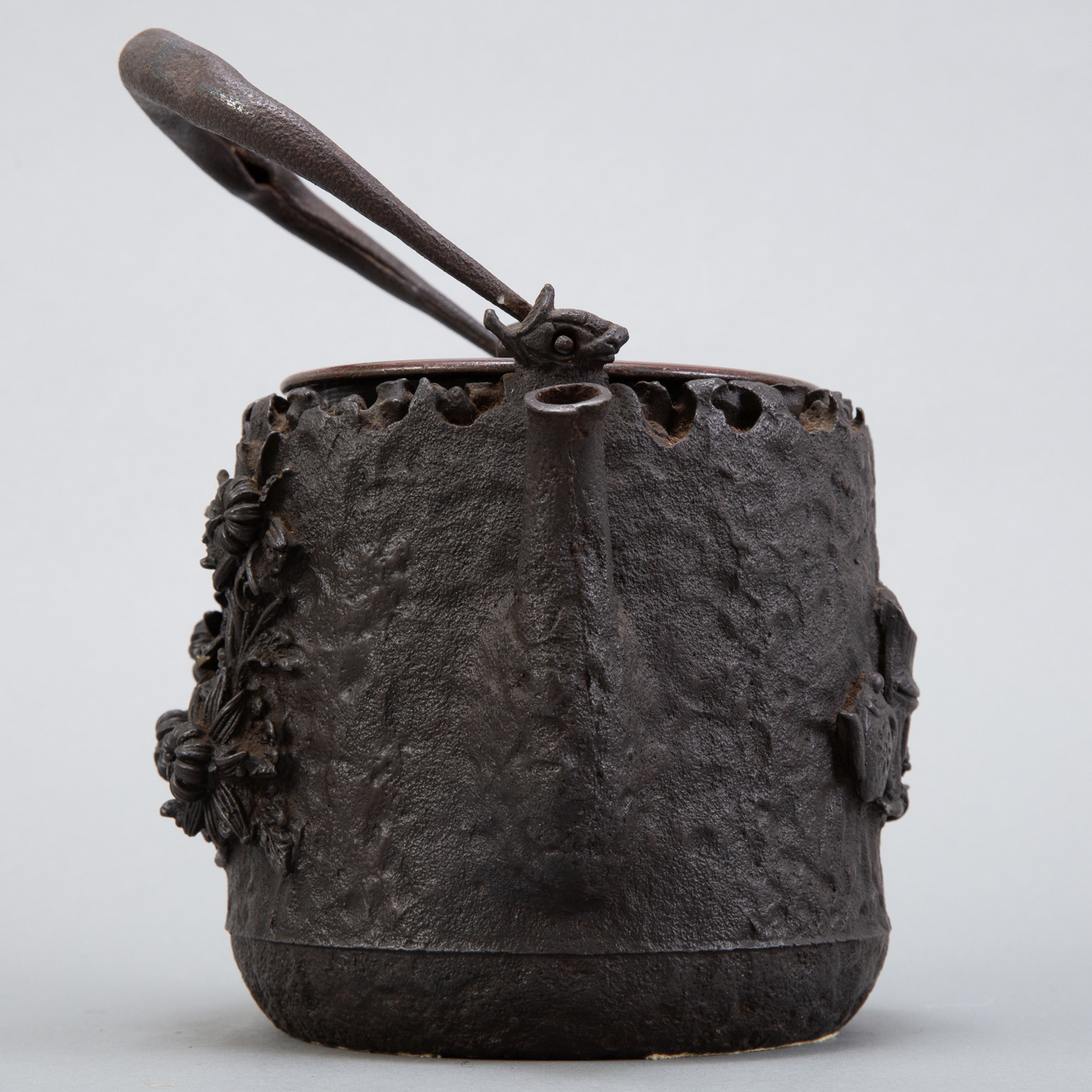 Meiji Japanese Iron Kettle Attributed to Ryubundo - Image 5 of 6