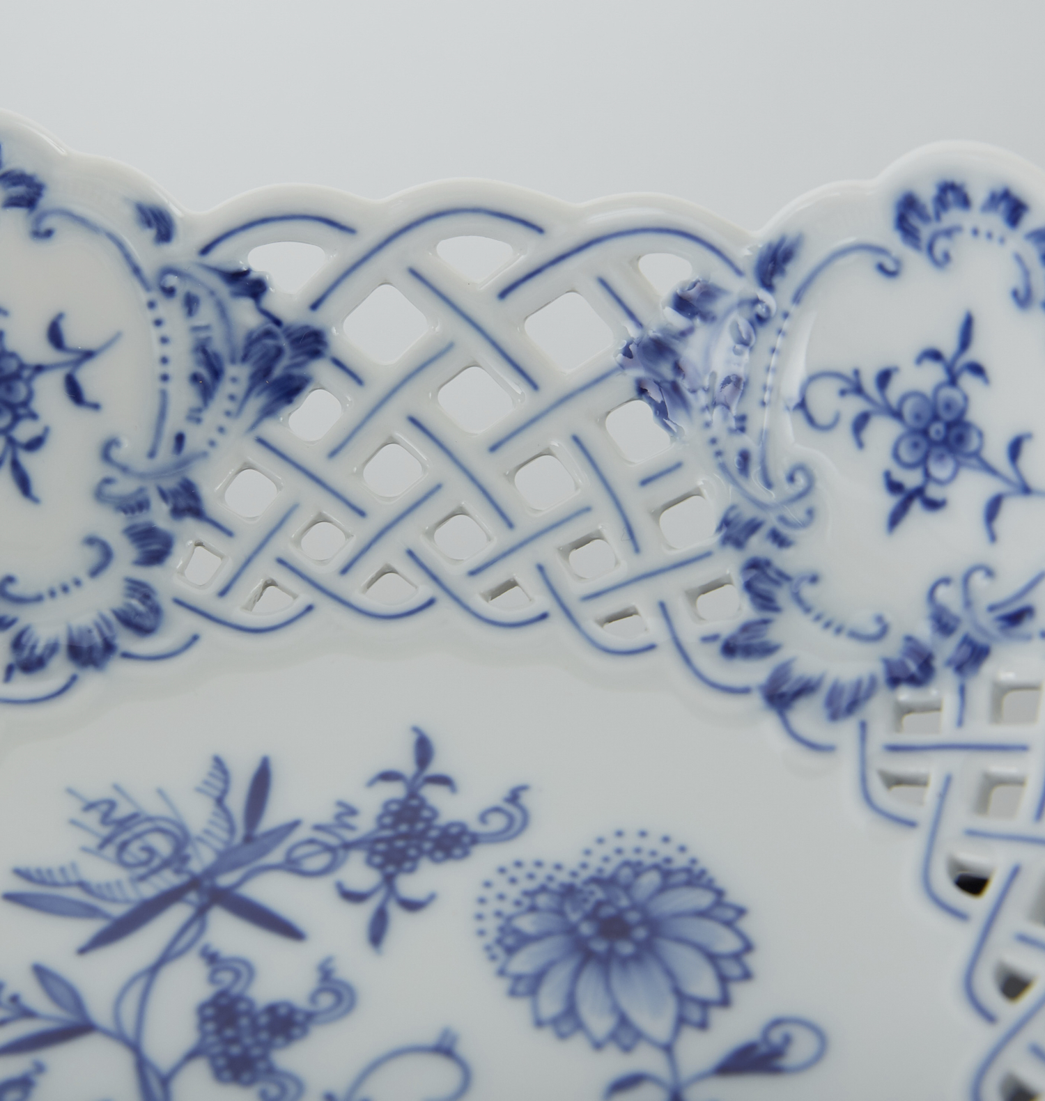 Meissen Blue Onion Porcelain Dinner Service - Image 5 of 9