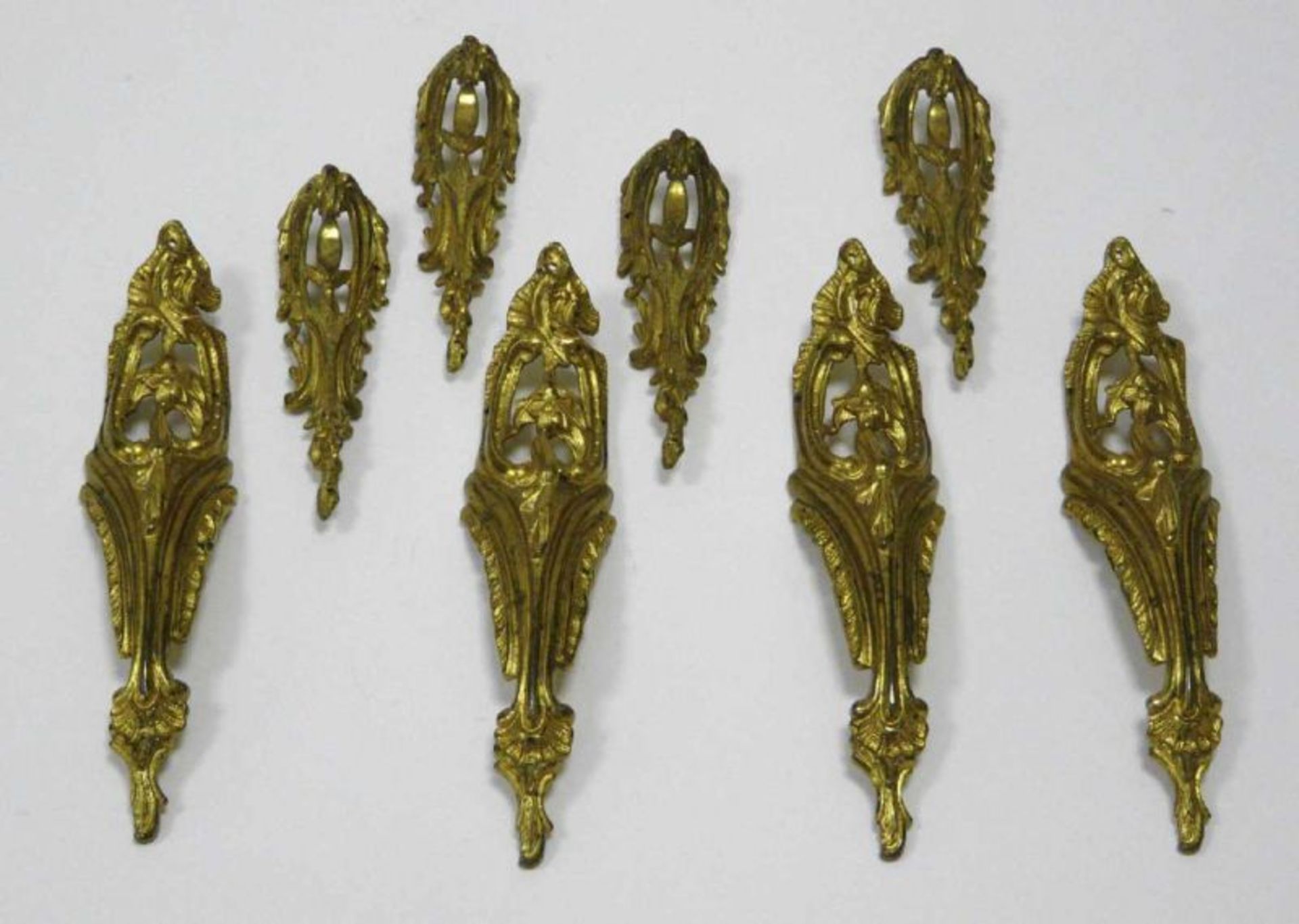 Acht BronzebeschlägeAcht vergoldete Applikationen für eine Louis - XV - Kommode, durchbrochen
