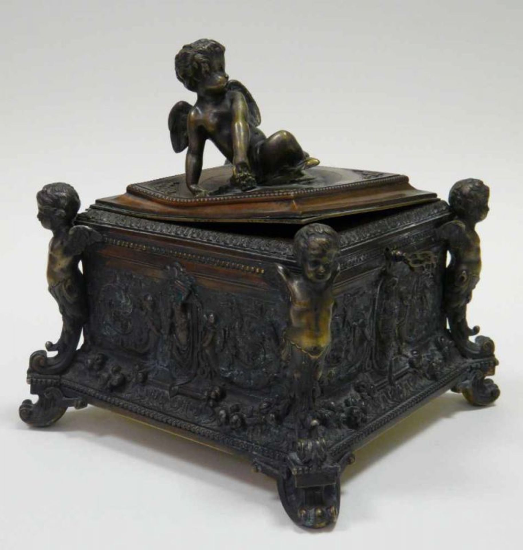 Figürliche SchatulleWohl Frankreich, 19. Jahrhundert, Kupfer und Bronze, am Boden bezeichnet AB. - Image 3 of 4