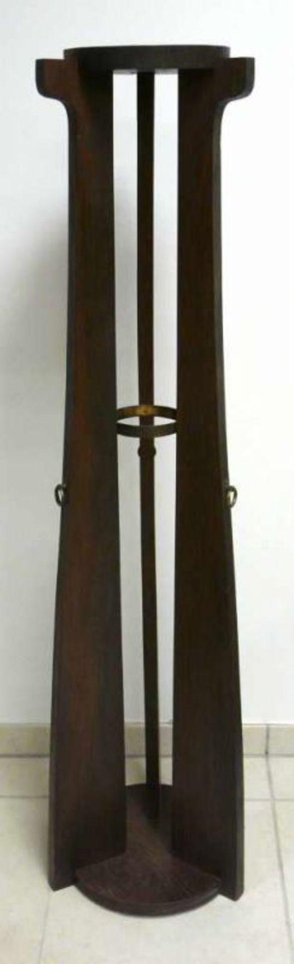 Art - Déco - GarderobenständerEiche, um 1910-1930. Über rundem Scheibenstand drei sich nach oben - Bild 2 aus 2