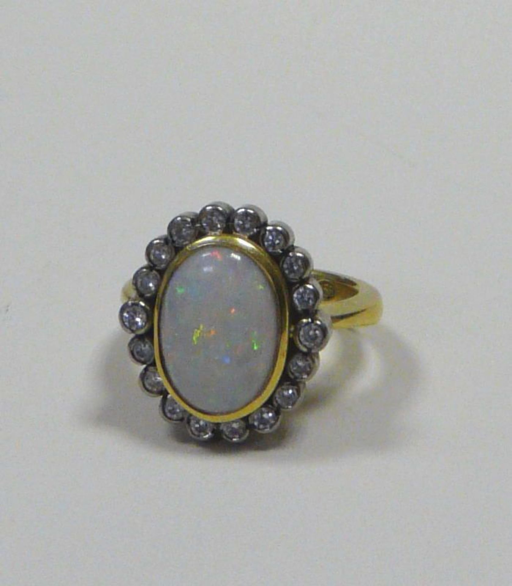 Opal - Ring mit BrillantenGoldring mit Opal und Brillanten. 750er Gelbgoldschiene, schauseitig ein - Bild 2 aus 2