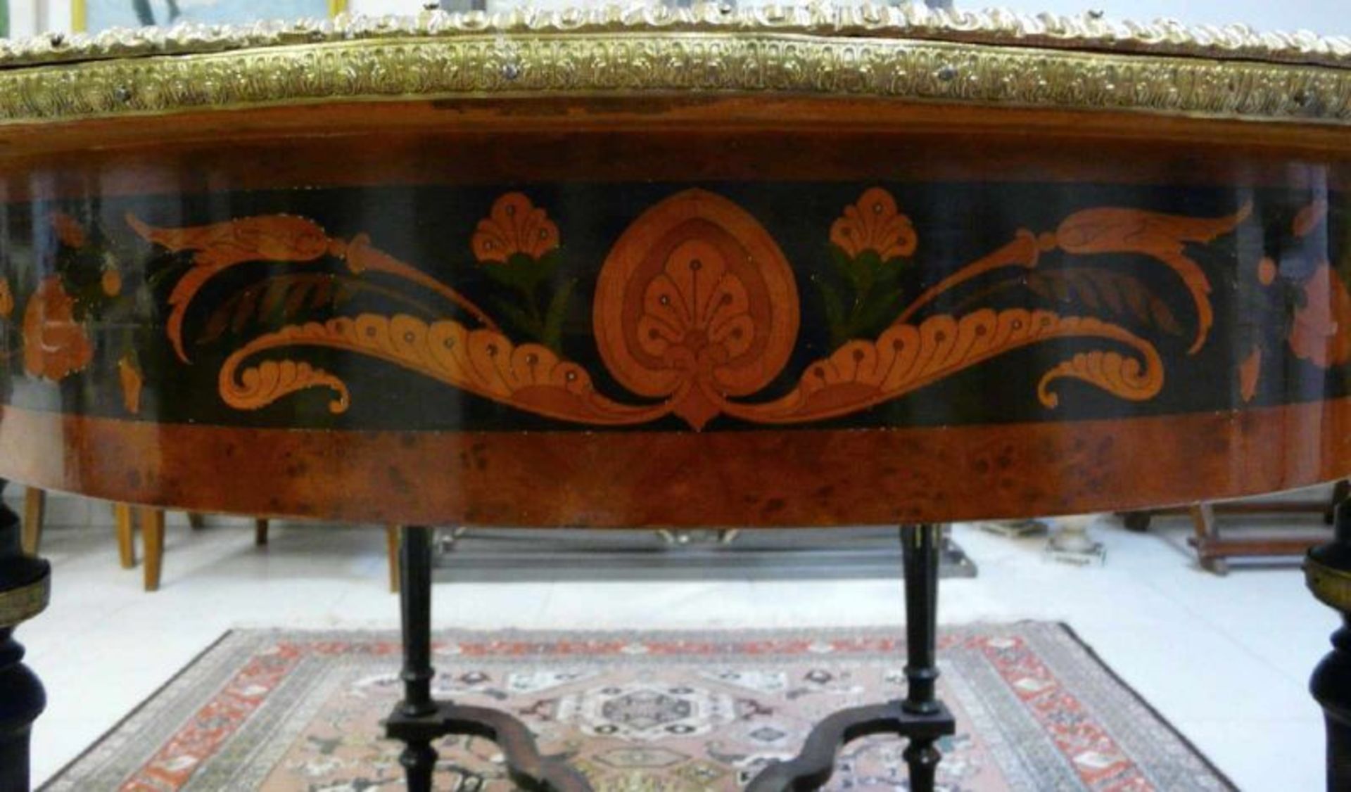 Neoklassizistischer Tisch Wohl Italien, um 1900. Über vier kannelierten, konischen Rundbeinen mit - Image 3 of 6