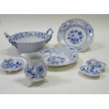 Konvolut Meissen ZwiebelmusterSechs Teile Meissen, unterglasur blaues Zwiebelmusterdekor.1.