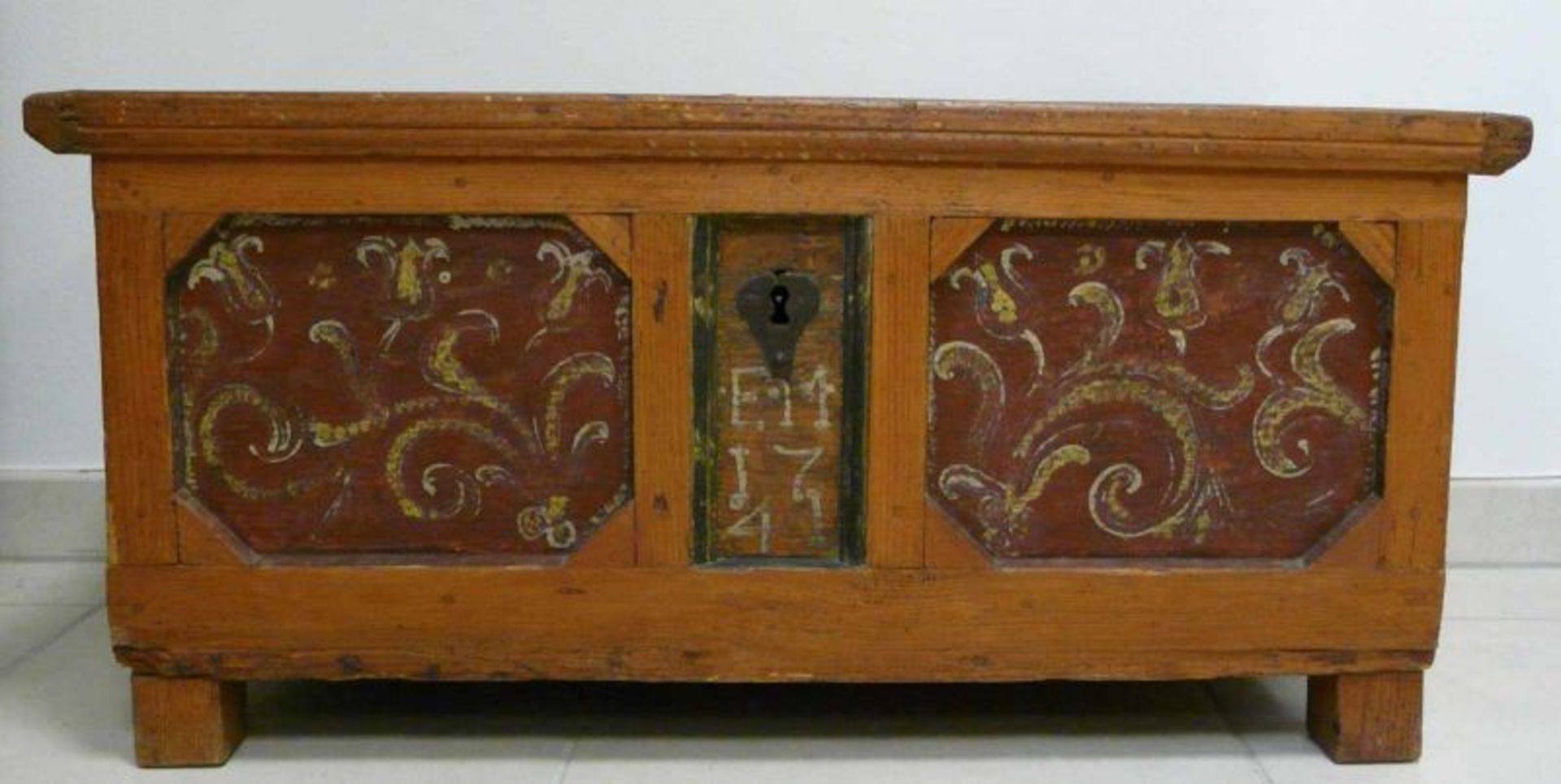 BauerntruheKleine Bauerntruhe, 18. Jahrhundert. Quaderförmiges Corpus auf Stollenfüßen, Flachdeckel, - Image 2 of 2
