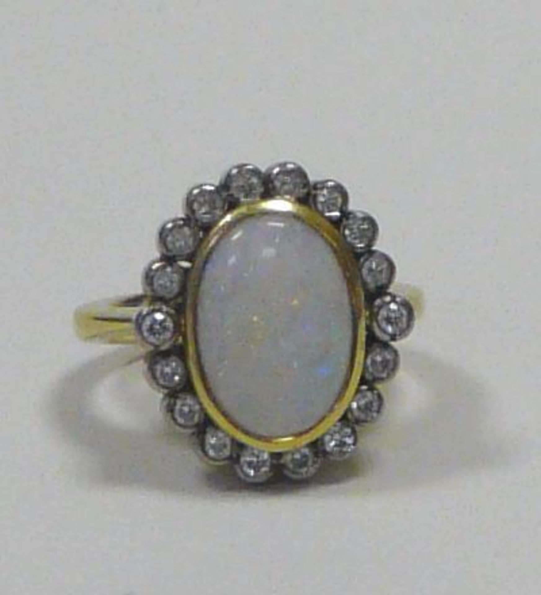 Opal - Ring mit BrillantenGoldring mit Opal und Brillanten. 750er Gelbgoldschiene, schauseitig ein