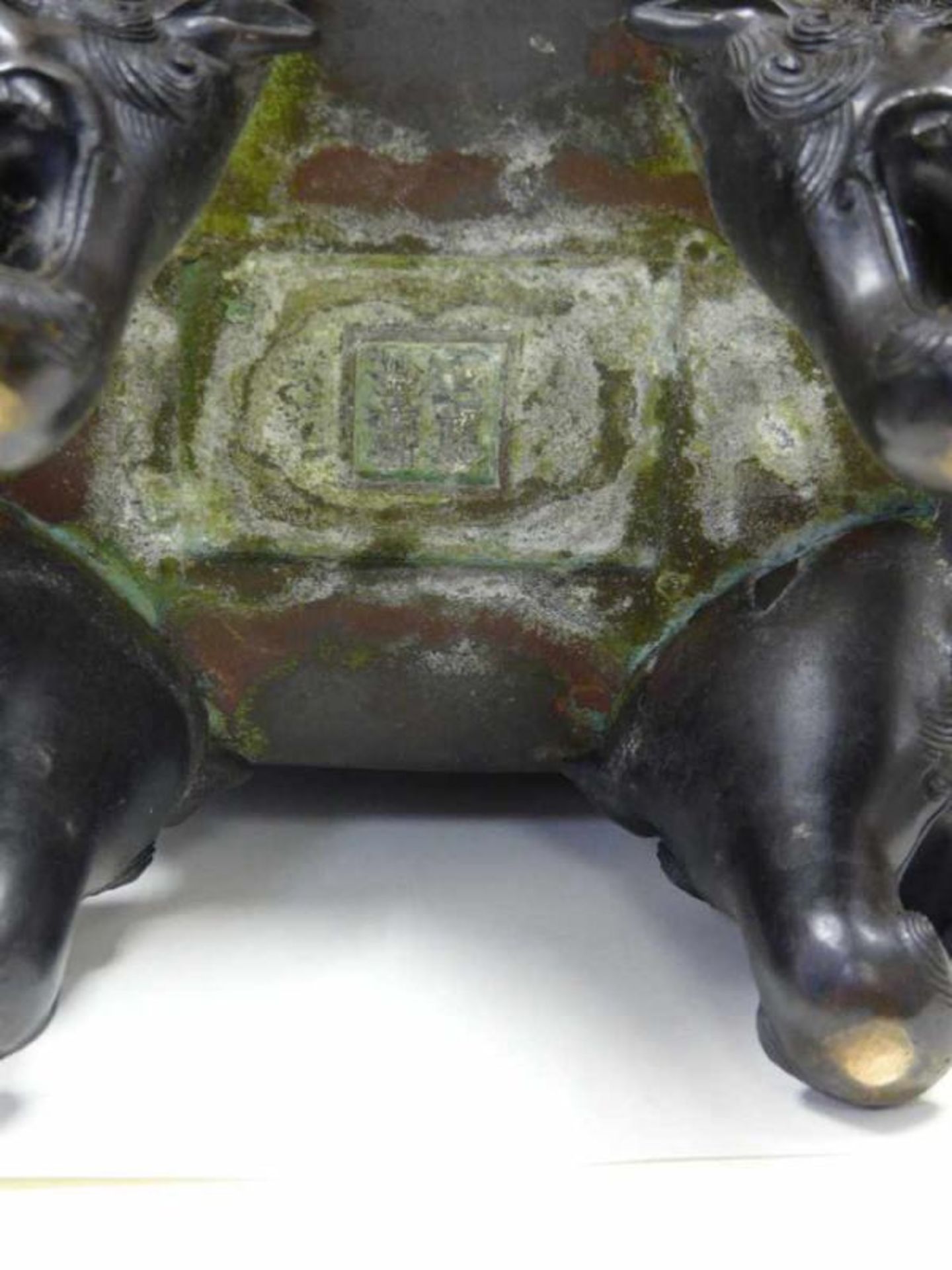Großes Räuchergefäß ChinaChina, Bronze, seit ca. 1860 in Familienbesitz. Großer Weihrauchbrenner auf - Bild 5 aus 6