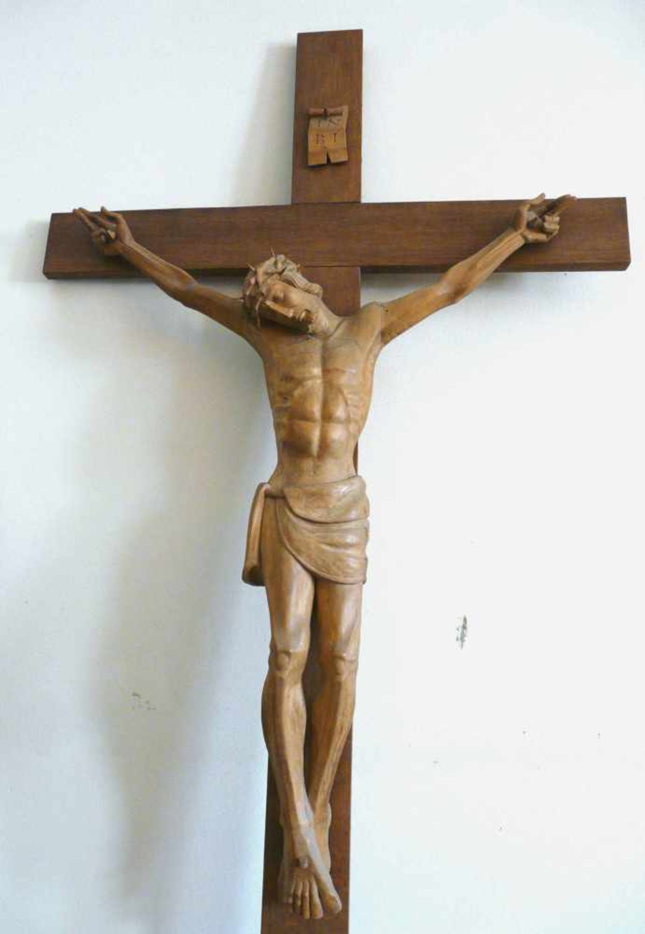 Wand - KruzifixVollplastisch geschnitztes Corpus Christi, ungefasst, Mitte 20. Jahrhundert, an - Bild 2 aus 2