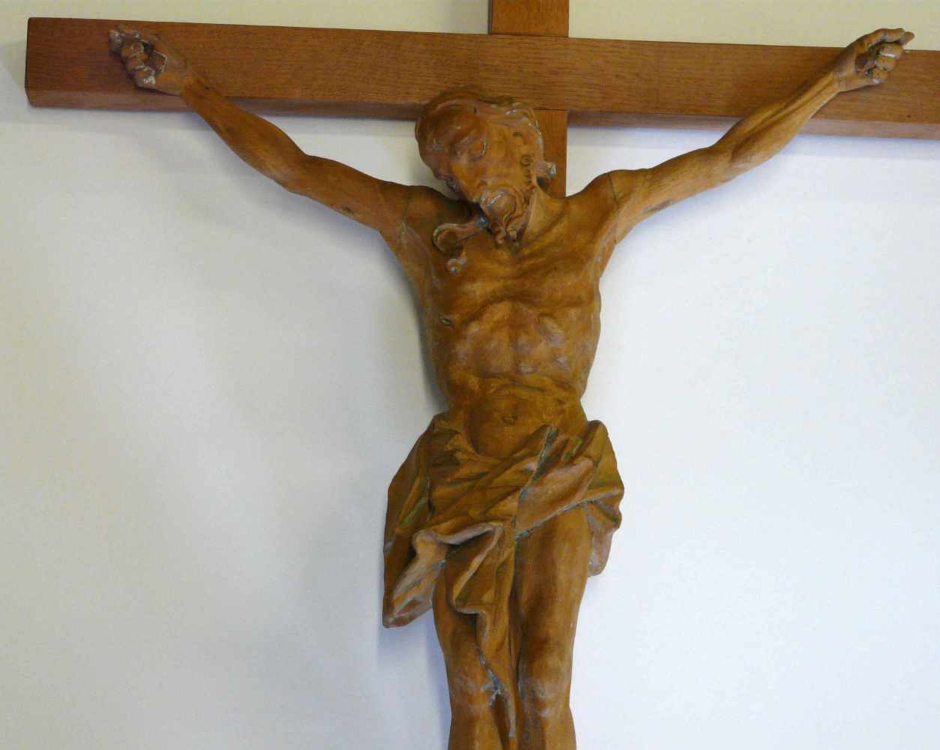 Kruzifix Christus-Corpus, Holz, geschnitzt, wohl 19. Jahrhundert, Kreuz ergänzt. Das ehemals - Bild 2 aus 2