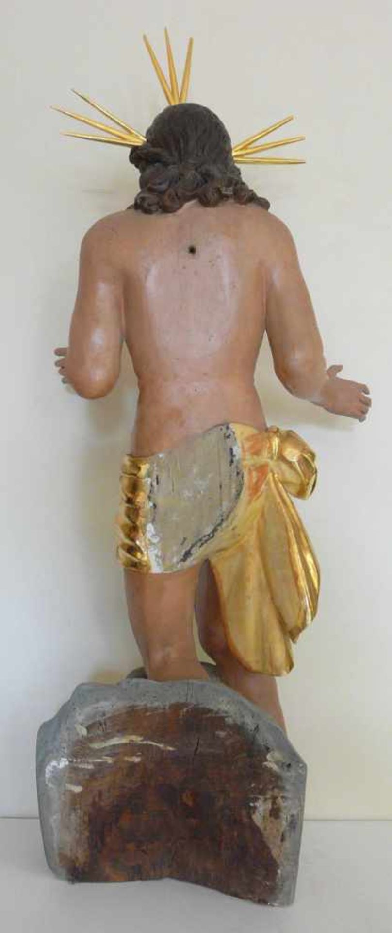 Skulptur Die Taufe ChristiHolz, plastisch geschnitzt, farbig und gold gefasst, wohl 17. Jahrhundert, - Bild 2 aus 2