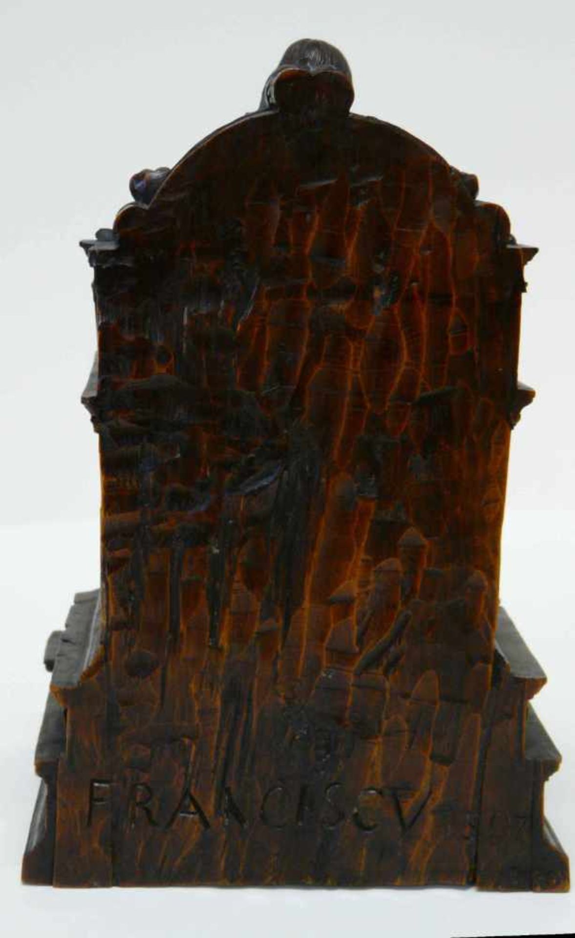 Thronende MuttergottesMadonna, wohl Buchsbaum, geschnitzt, vermutlich Italien, 16. Jahrhundert. - Bild 6 aus 7