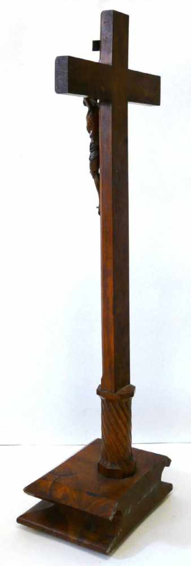 Stand - KruzifixNussbaum, geschnitzt, 20. Jahrhundert. Kreuzbalken auf rundem, quergeripptem - Bild 3 aus 3