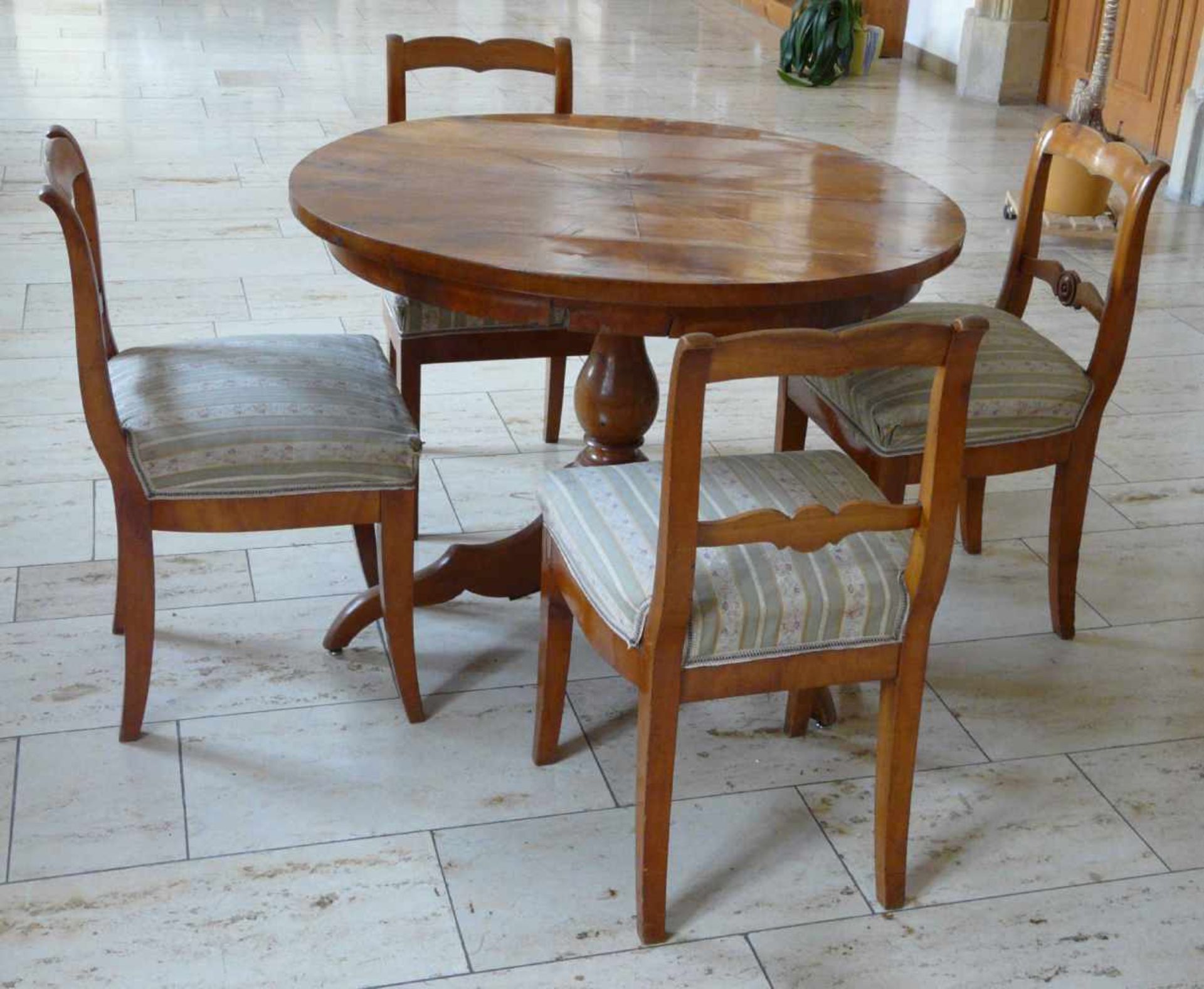 Biedermeier - SitzgruppeSitzgruppe bestehend aus einem runden Tisch und vier Stühlen. Kirschbaum, um - Bild 5 aus 5