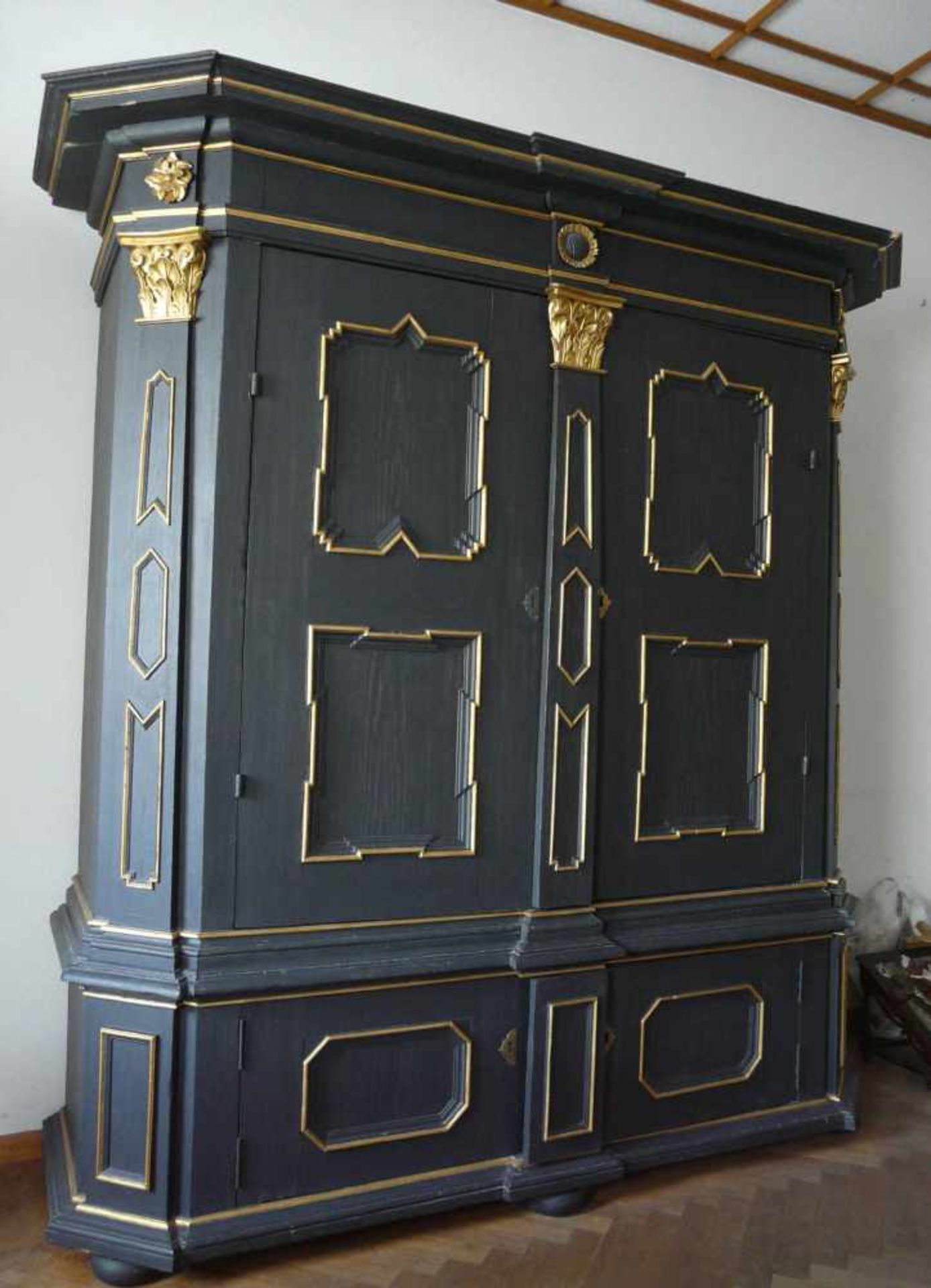 Monumentaler Barock - DielenschrankGroßer Barock-Schrank, farbig und gold gefasst, 18. - Bild 3 aus 6