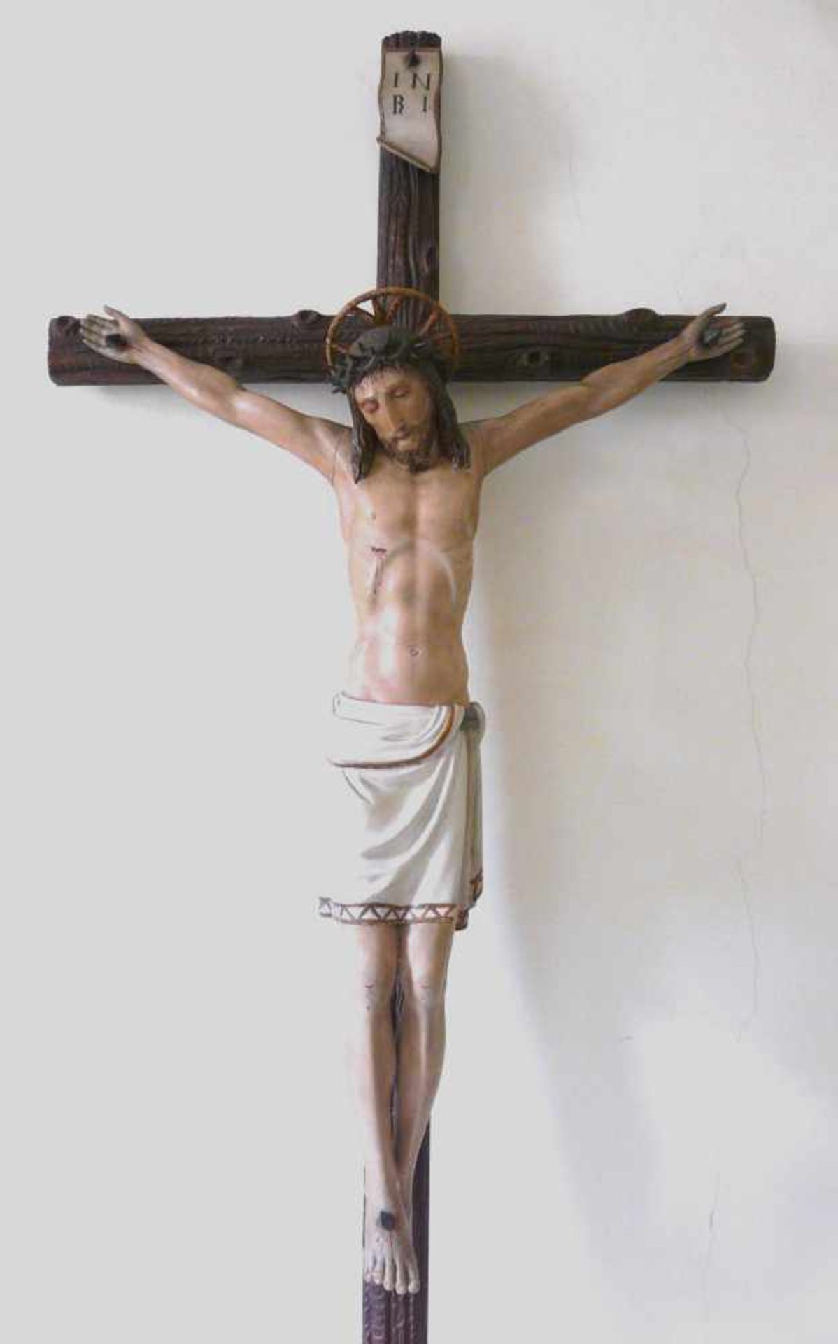Kruzifix19. Jahrhundert. Holz, vollplastisch geschnitzt, farbig gefasst. Lateinisches Kreuz in - Bild 2 aus 2