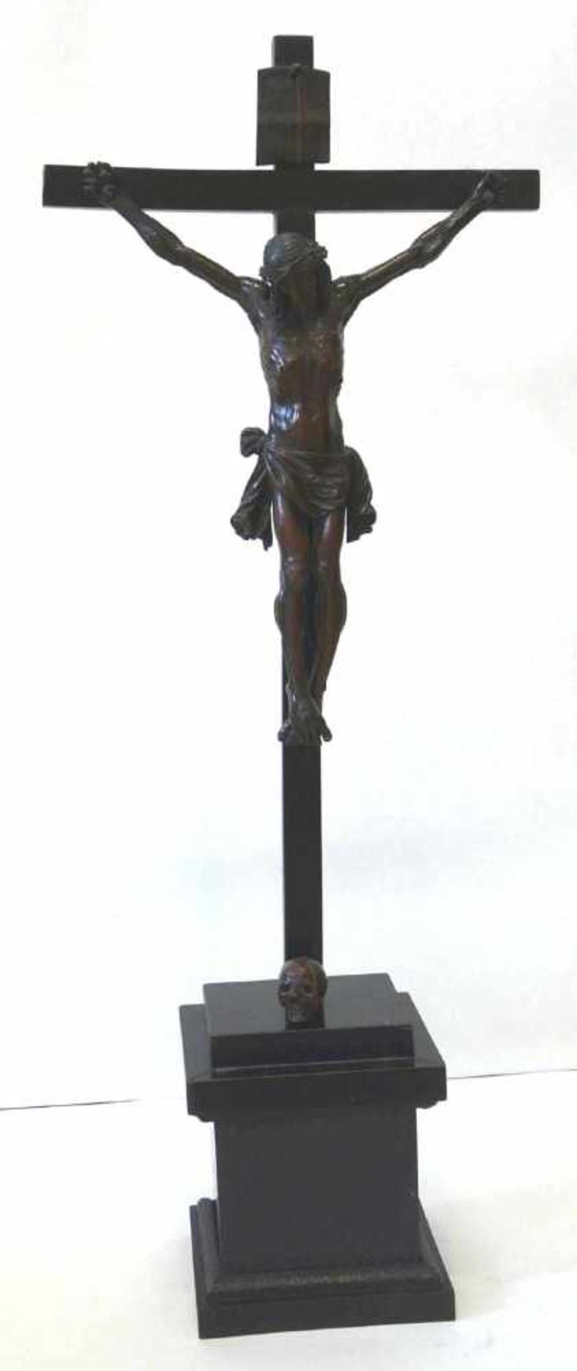 Kruzifix um 1800Standkruzifix, Holz, qualitätvoll geschnitzt, wohl um 1810. Das Sockelkreuz - Bild 2 aus 2