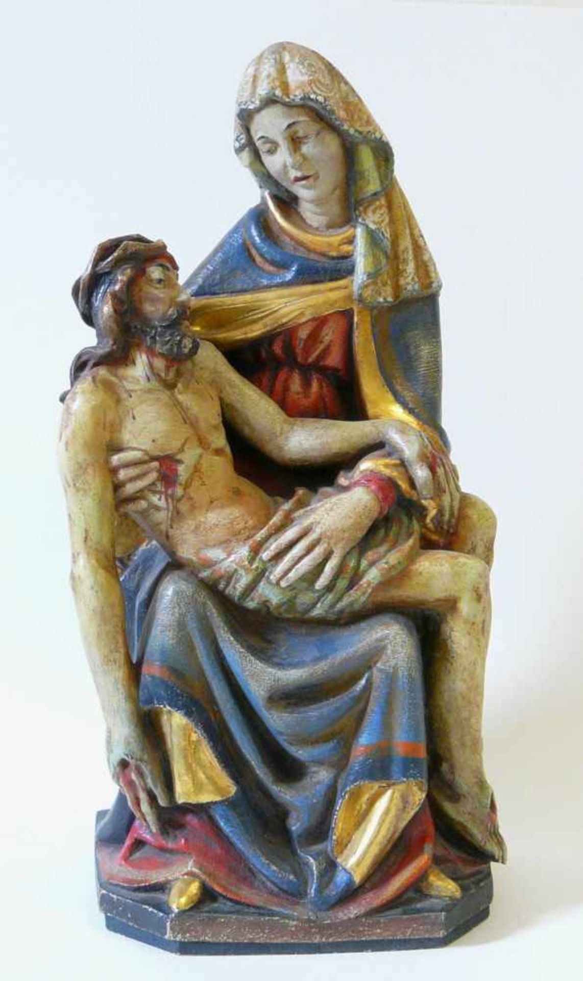 Pietà GrödnertalSüdtirol, Grödnertal, 20. Jahrhundert. Vesperbild, Holz, geschnitzt, farbig und gold