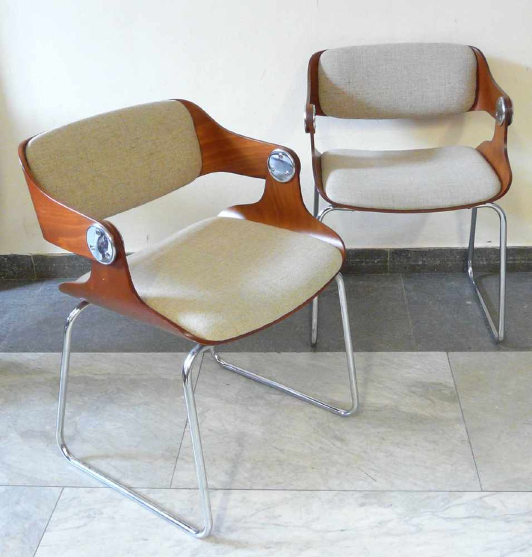 Eugen Schmidt, Zwei KonferenzstühlePaar Konferenzstühle Eugen Schmidt, 1960er Jahre. Brückenförmiges - Bild 2 aus 3