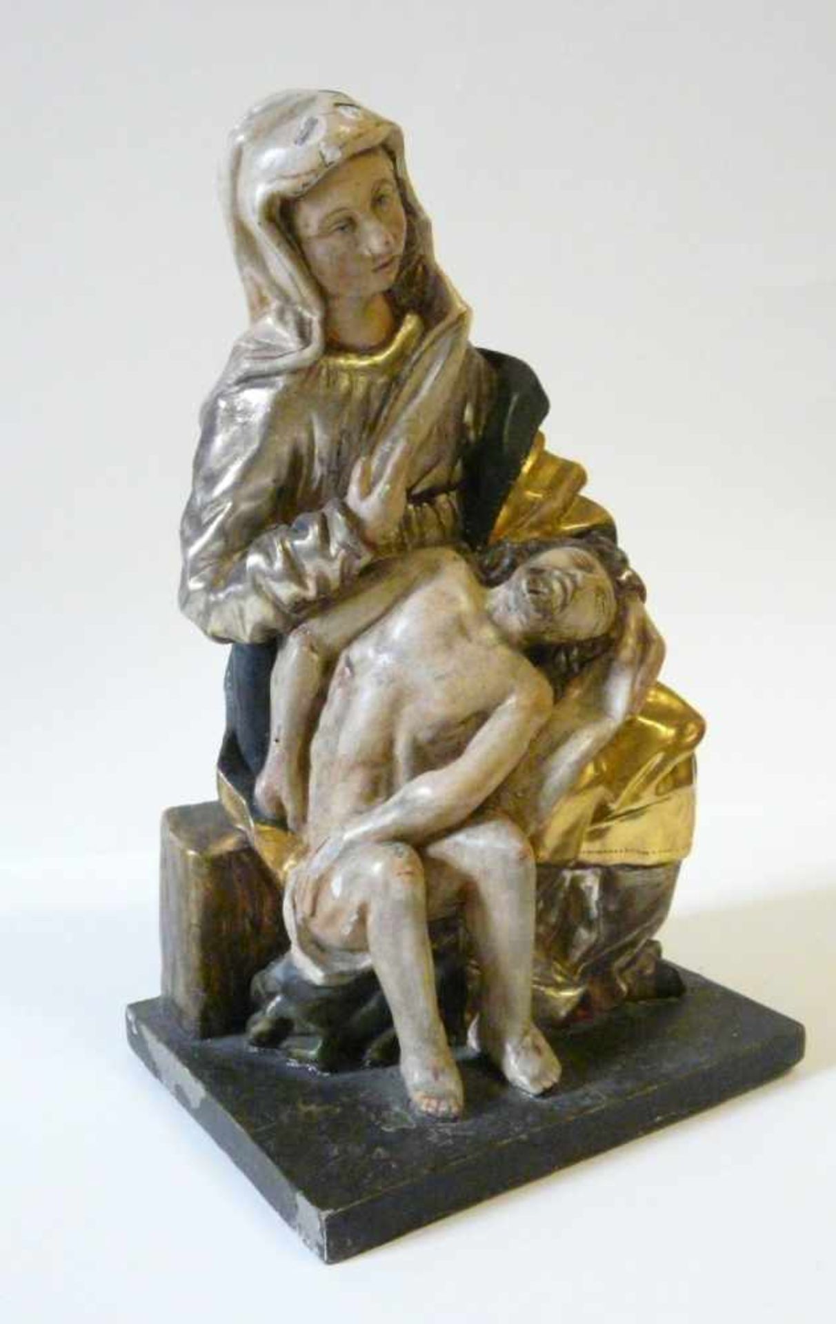 PietàSakrale Skulptur, Holz, vollplastisch geschnitzt, farbig und gold gefasst, wohl 17. - Bild 3 aus 3