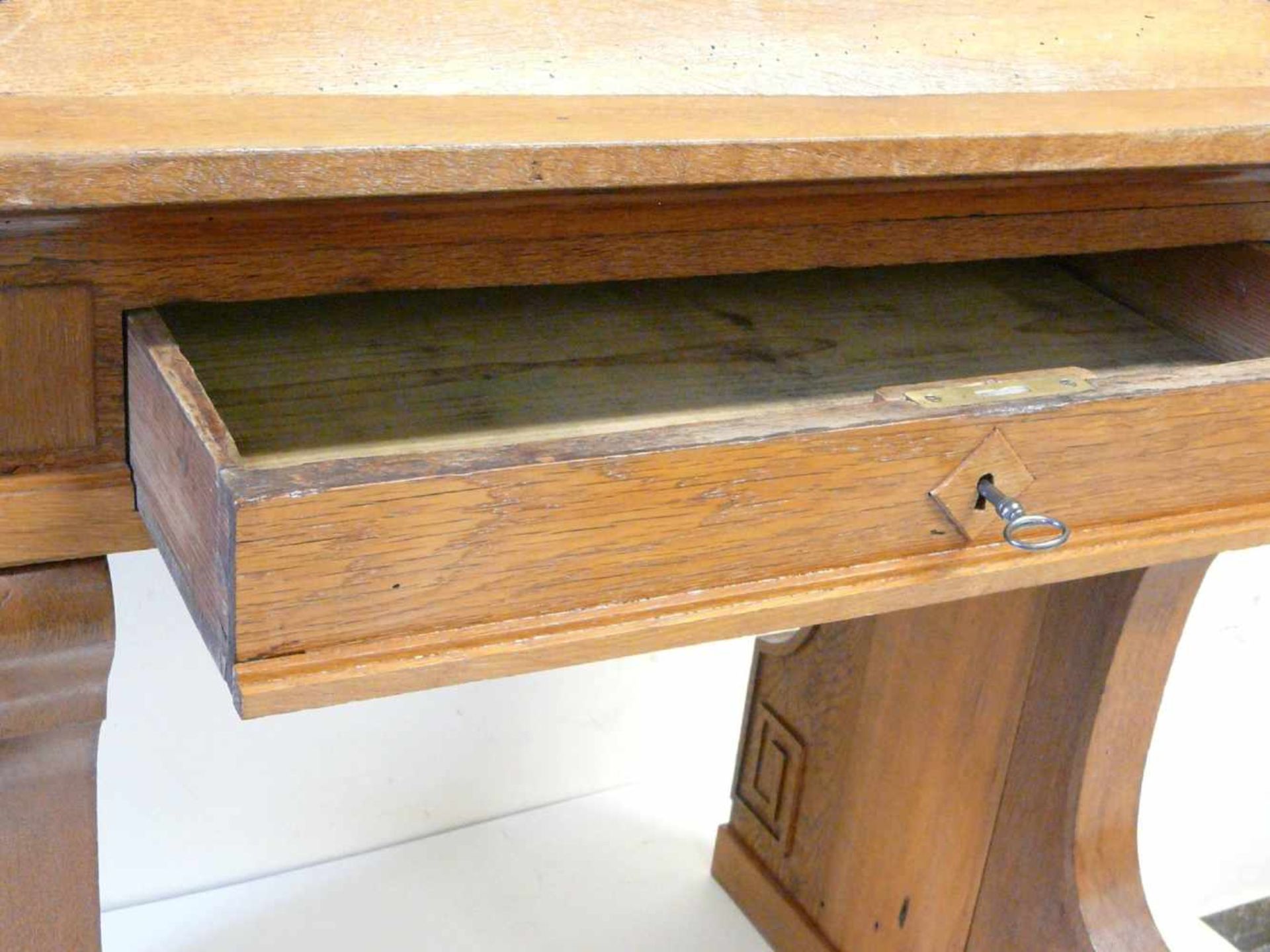 Tisch mit eingelassenem LesepultHelle Eiche. Rechteckige Schreibplatte über geradem Zargenkasten mit - Image 7 of 7