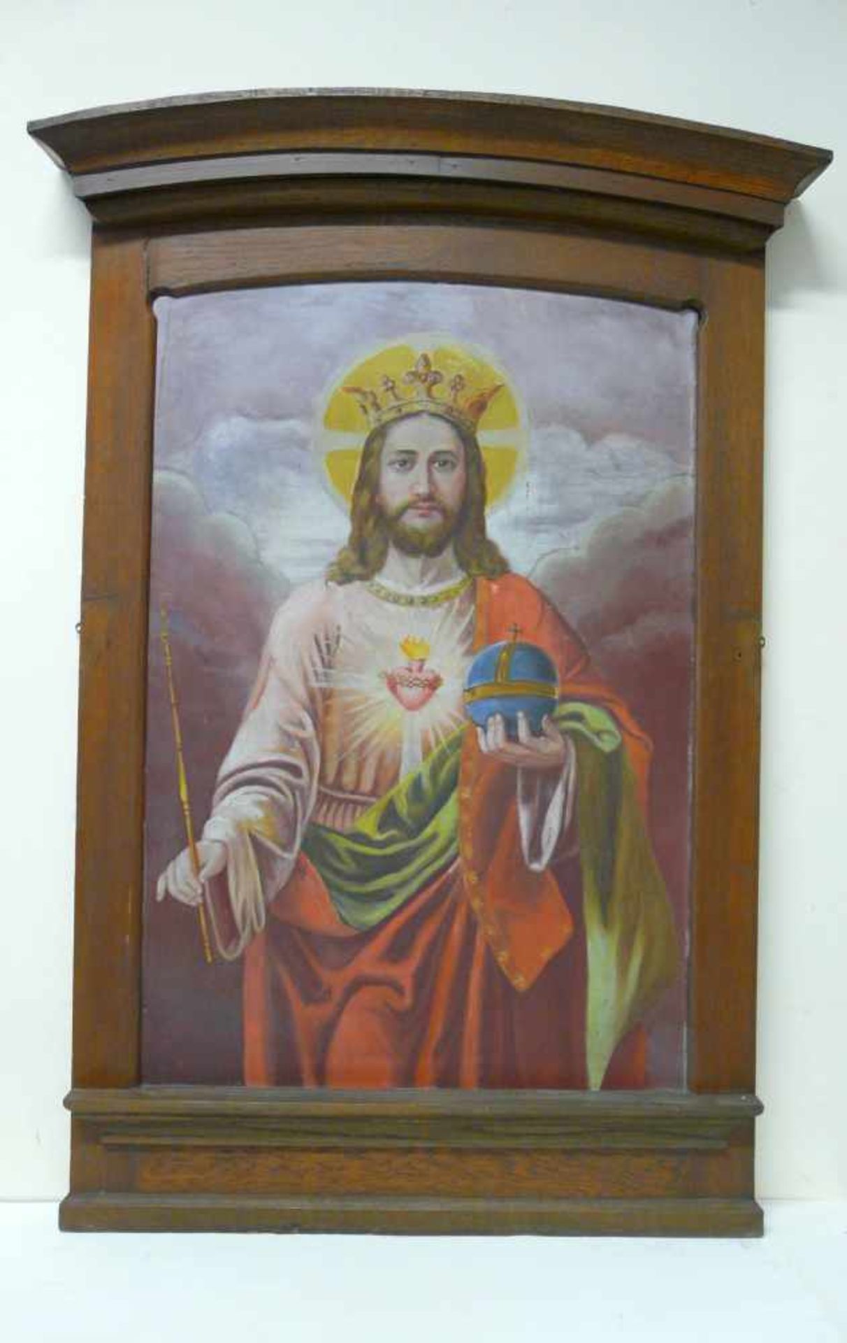 Gemälde Herz JesuUm 1920. Motiv: Halbbildnis Christi in wallendem Gewand, bekrönt, mit den Insignien