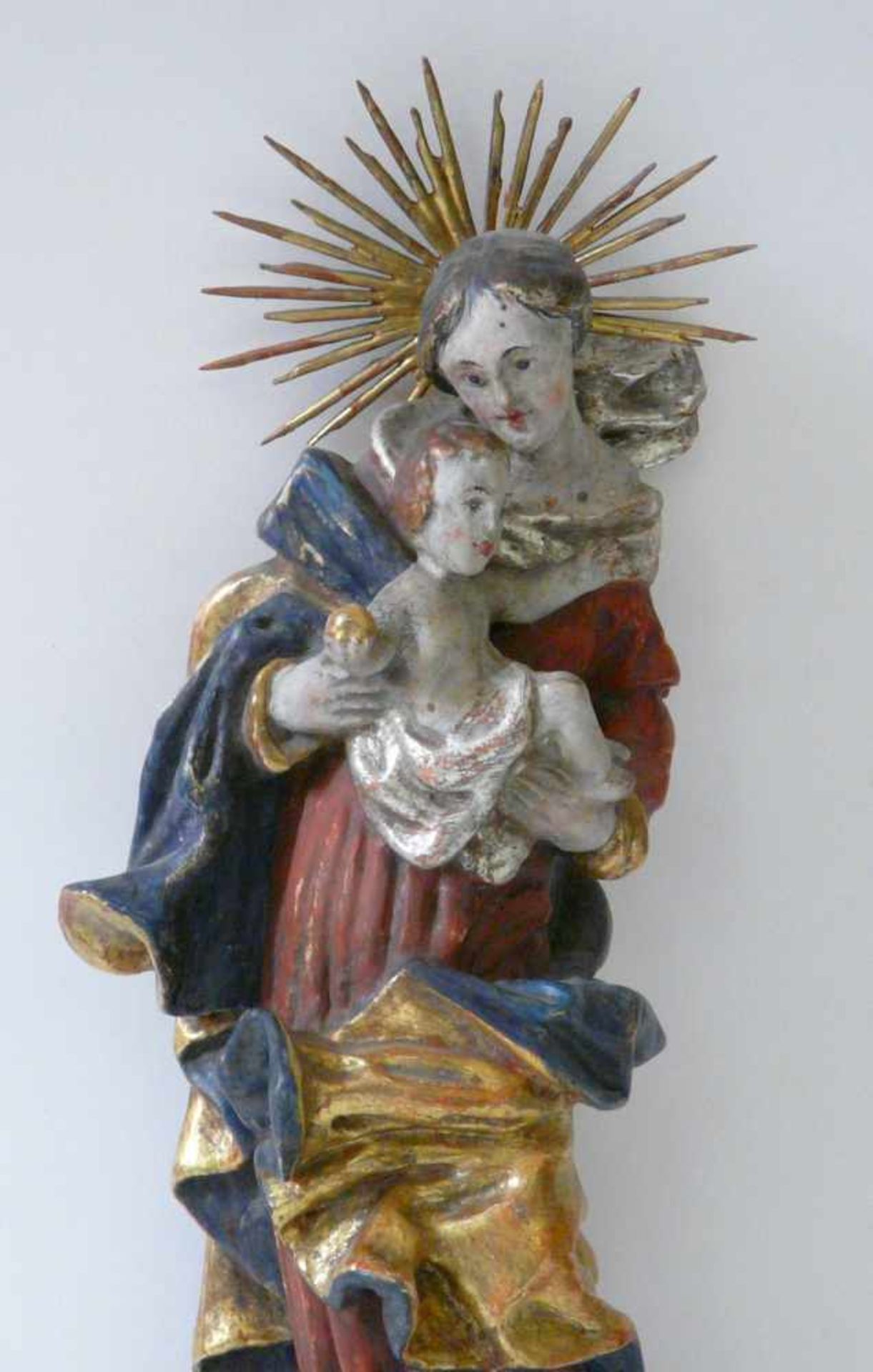 Madonna mit KindHolz, geschnitzt, farbig und gold gefasst, 18. Jahrhundert. Auf gekehltem Sockel und - Bild 2 aus 3