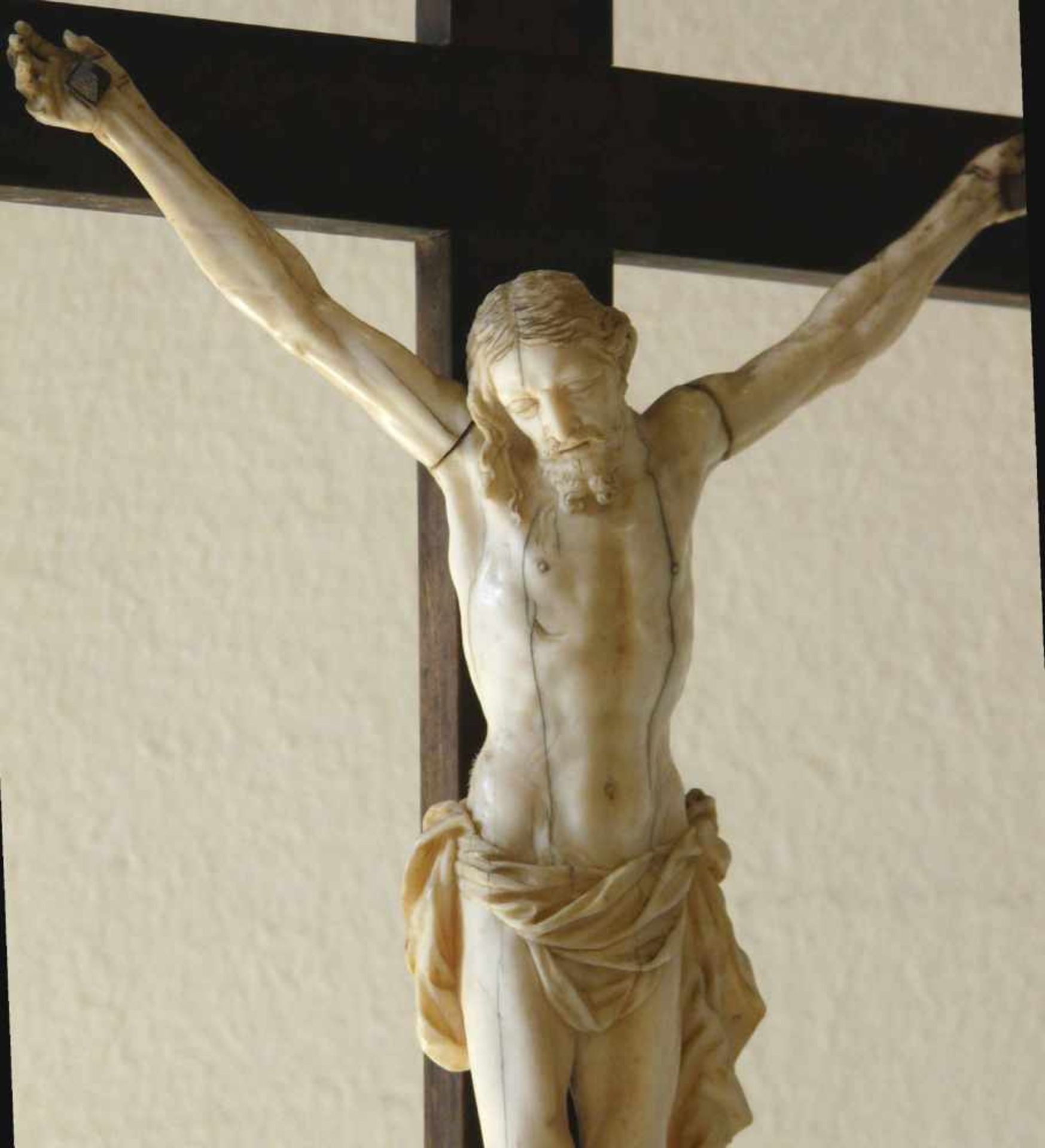 Kruzifix 18. JahrhundertBarock-Kruzifix aus Holz und Elfenbein, 17. / 18. Jahrhundert. Stand-Kreuz - Bild 4 aus 6