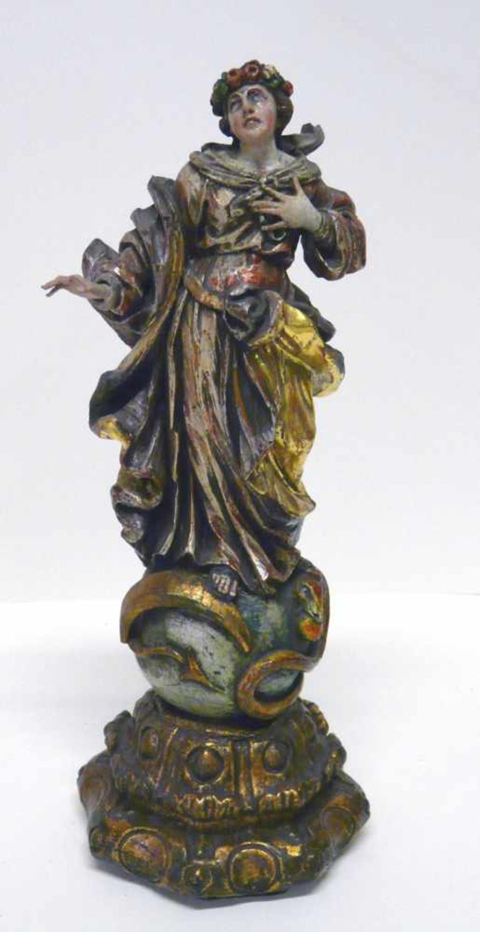 Maria ImmaculataHolz, vollrund geschnitzt, farbig und gold gefasst, wohl 17. Jahrhundert. Auf
